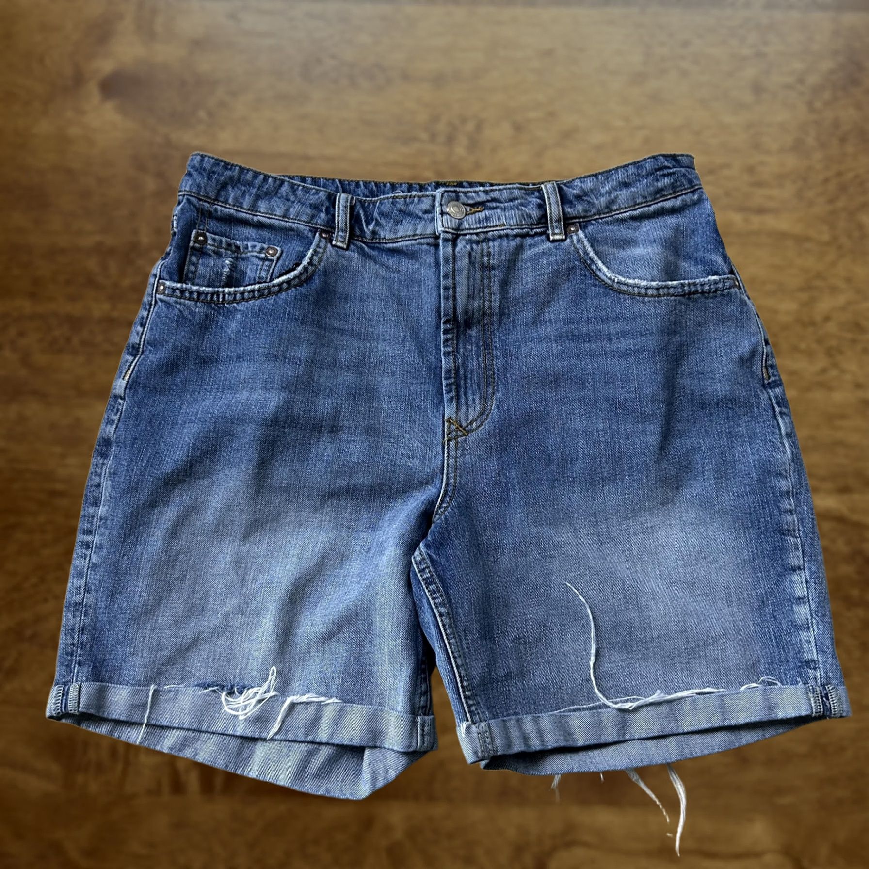 Vintage We The Free Shorts Womens 31" Blue Denim Bermuda Relaxed Cutoff Frayed Hem Size 24" / US 00 / IT 34 - 1 Thumbnail