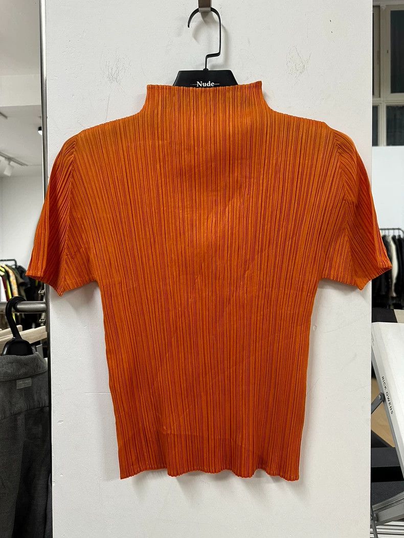 Issey miyake size os Orange high collar pleated base short