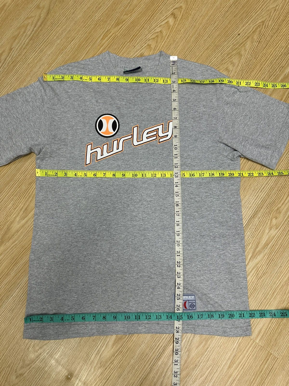 Hurley Vintage Surfboard Hurley Made In Usa Center Logo TShirt A532 Size US L / EU 52-54 / 3 - 7 Thumbnail