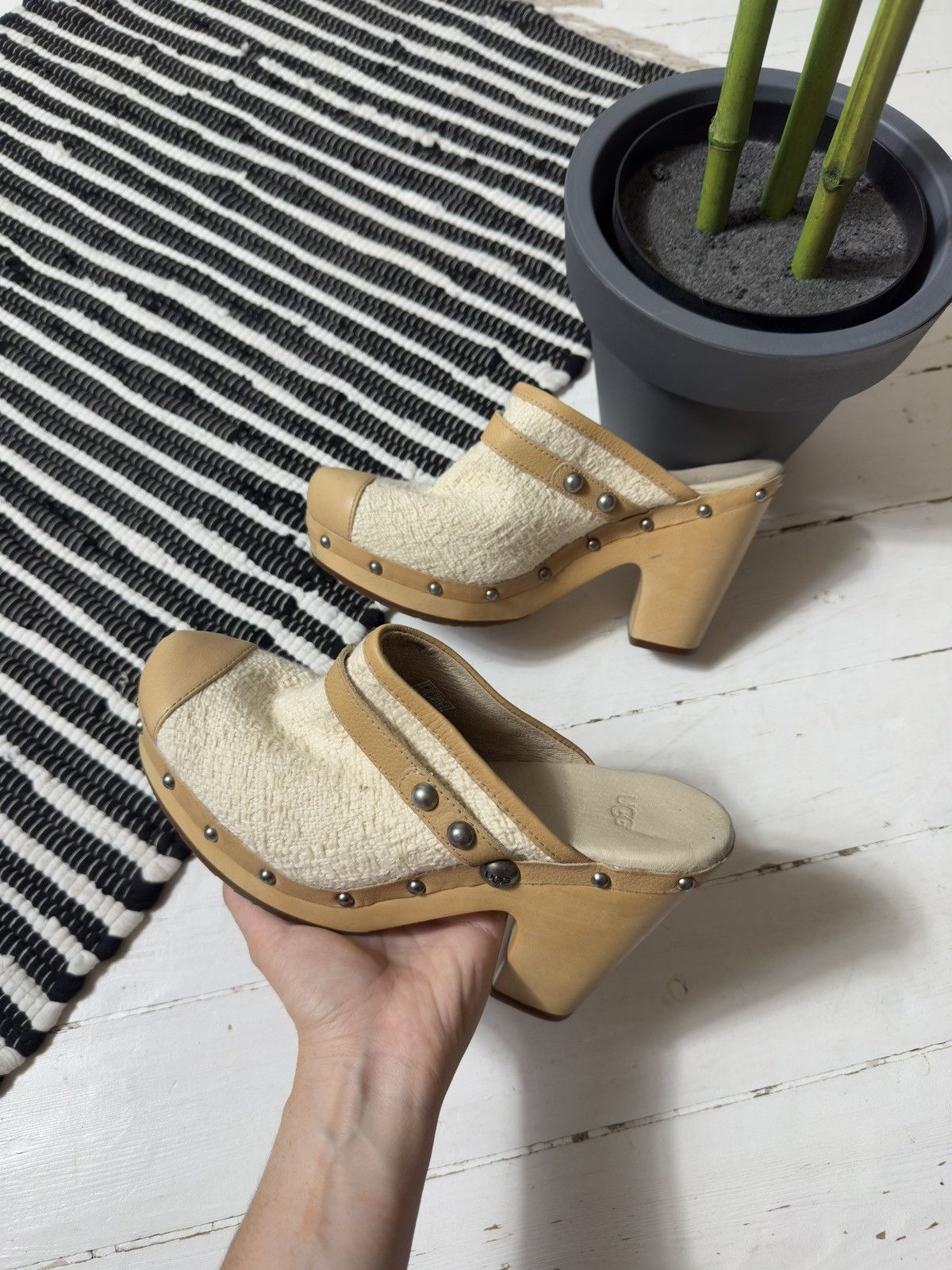 Ugg VINTAGE UGG TAN AND CREAM 2000s MULES CLOGS Size US 9 / IT 39 - 1 Thumbnail
