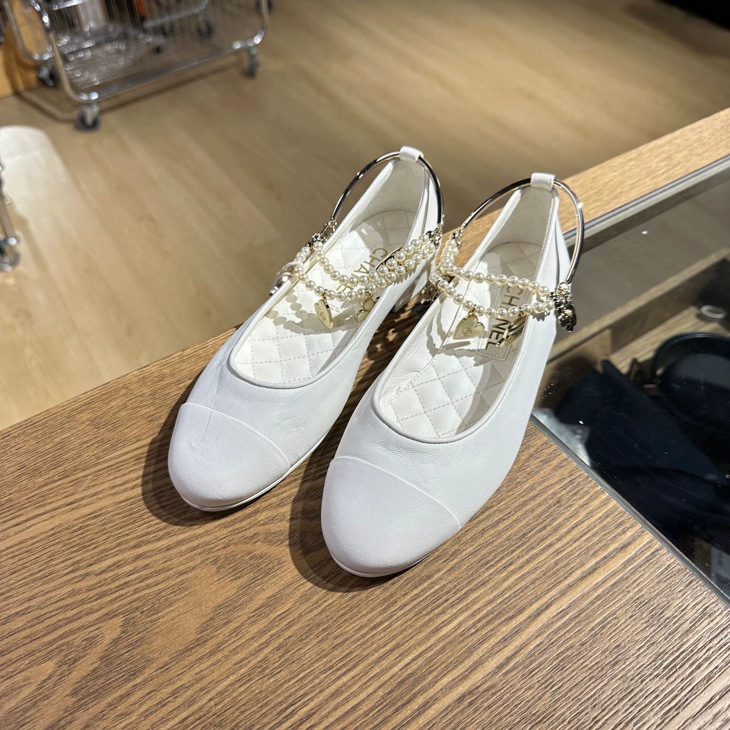 Chanel Chanel may883 Pearl Logo Pendant Pumps 36C Size US 5.5 / IT 35.5 - 1 Thumbnail