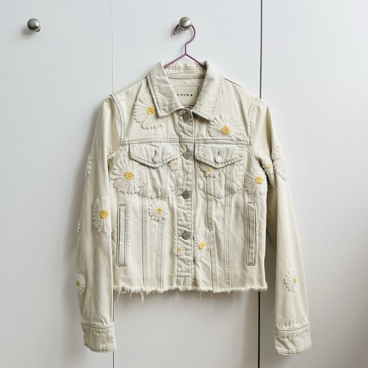 BLANKNYC Blank NYC Daisy Embroidered Denim Jacket Size XS / US 0-2 / IT 36-38 - 7 Thumbnail