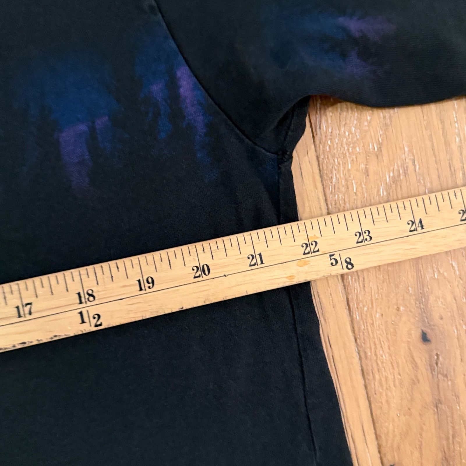 Vintage Vintage 90s Wolf Full Print Tee – Cut Neck – Rare Piece! Size US M / EU 48-50 / 2 - 6 Thumbnail