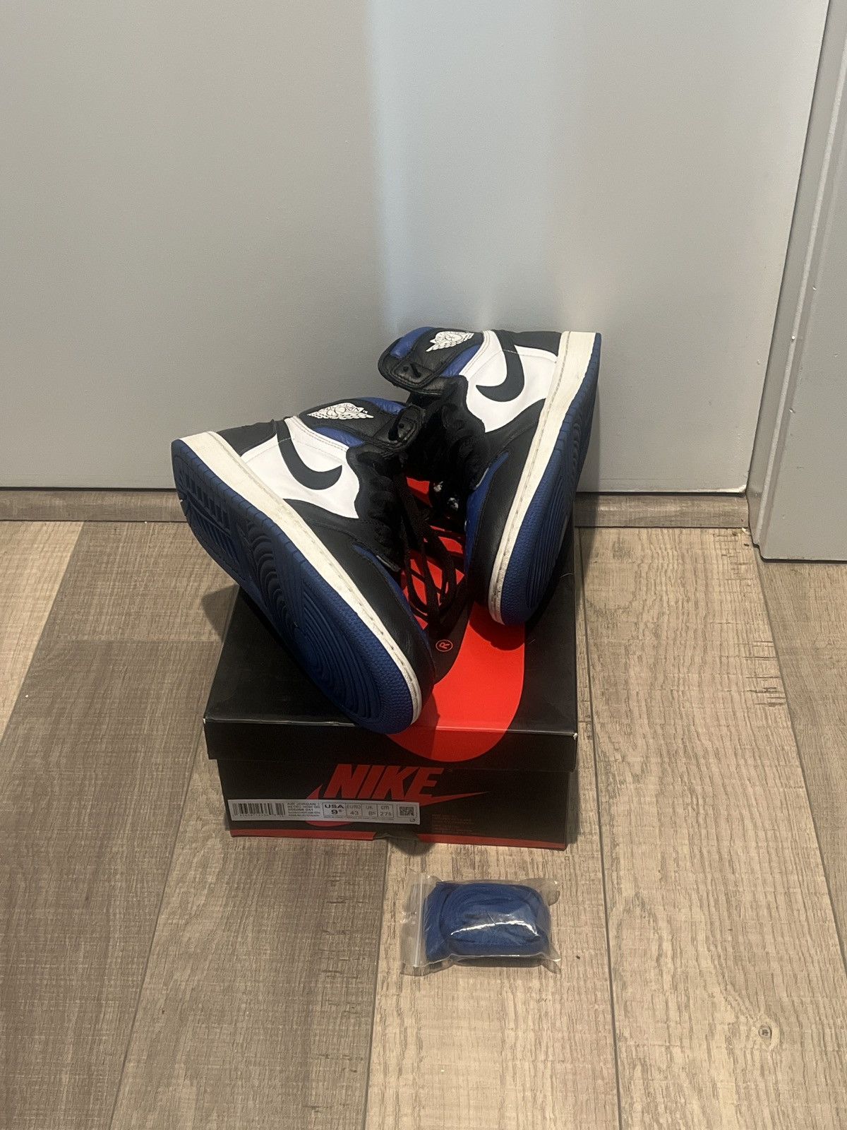 Jordan Brand × Nike Air Jordan 1 Retro High OG Royal Blues Size US 9.5 / EU 42-43 - 2 Thumbnail