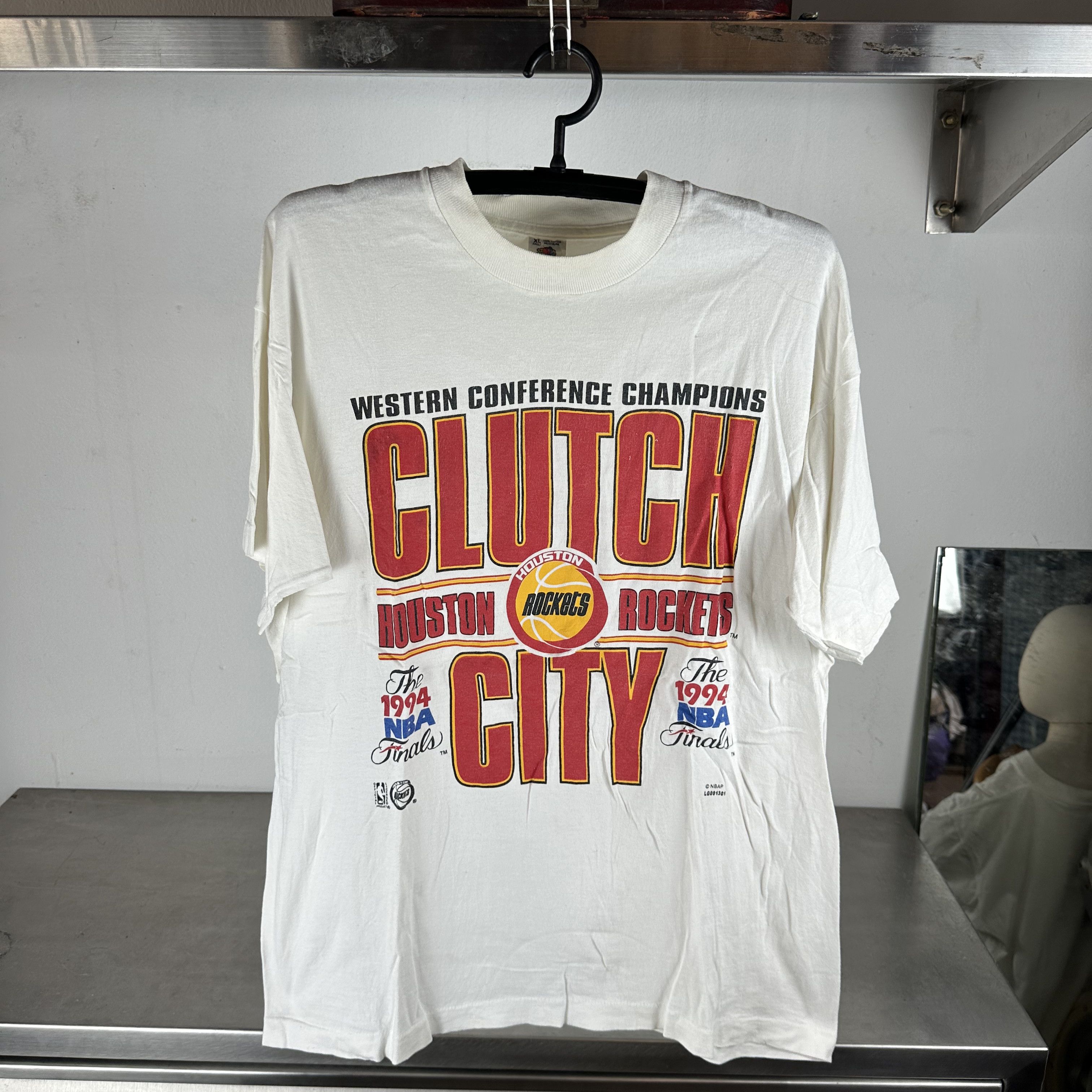 Vintage Vintage 1994 Houston Rockets Clutch City NBA T-shirt Size US XL / EU 56 / 4 - 1 Thumbnail