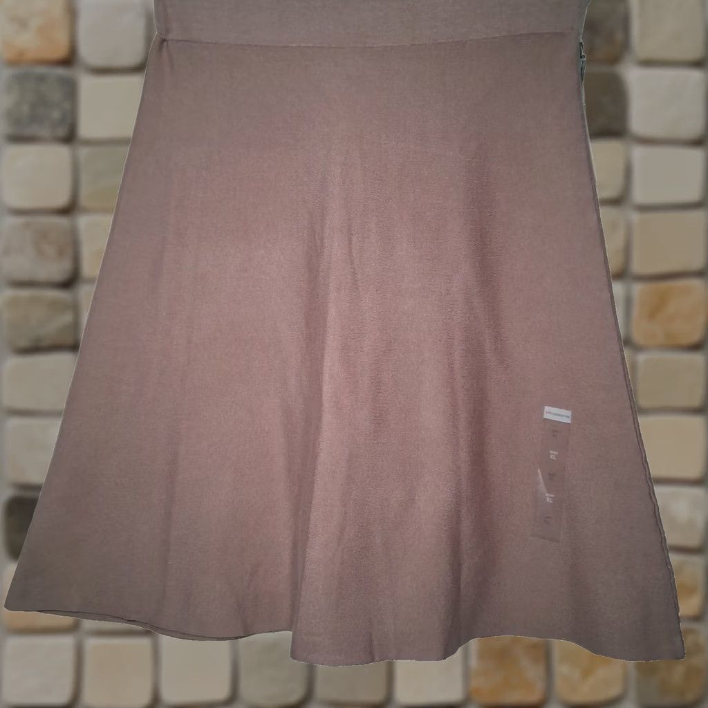 Liz Claiborne VINTAGE Liz Claiborne Skirt XL Beige A-Line Knee Length Knit New Size 40" / US 18 - 1 Thumbnail