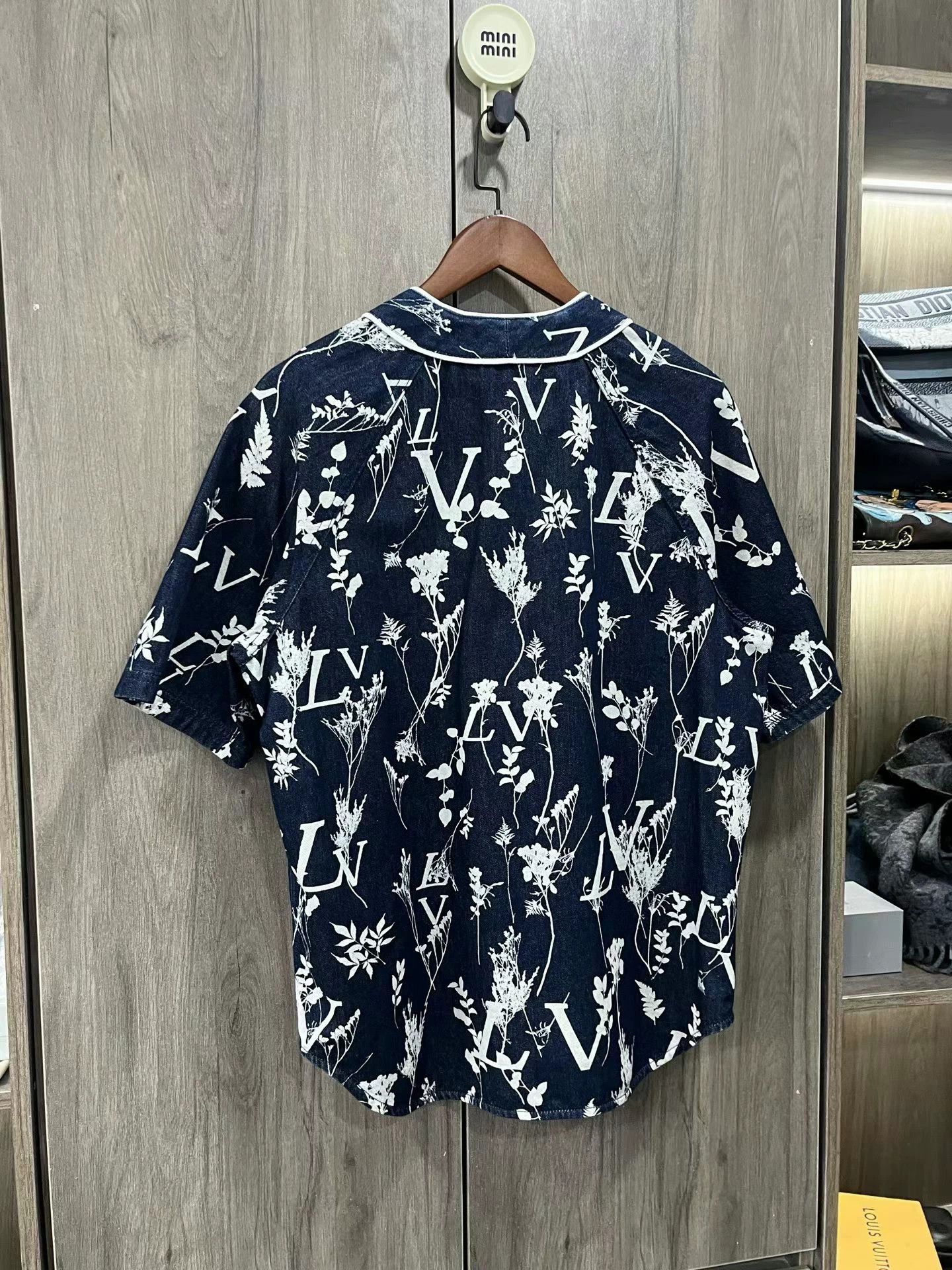 Louis Vuitton Louis Vuitton LV button ups Size US S / EU 44-46 / 1 - 2 Thumbnail