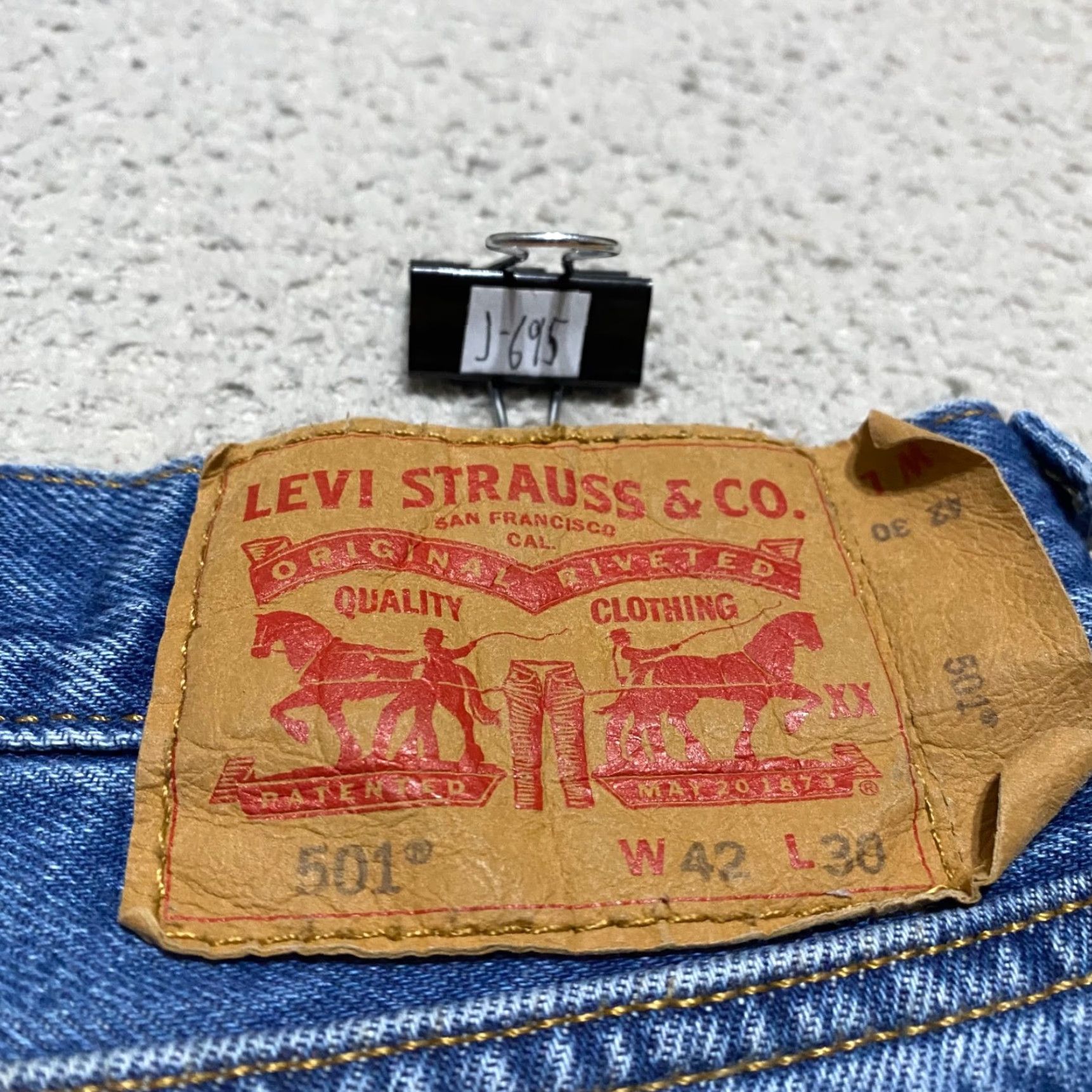 Levi's Levis 501 Jeans Mens 42x30 Blue Denim Straight Button Fly Classic Medium Wash Size US 40 / EU 56 - 3 Thumbnail