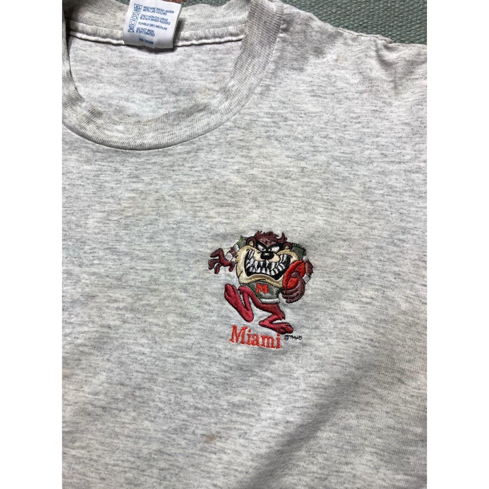 Vintage VINTAGE 90s T Shirt University of Miami Hurricanes Taz Looney Tunes College XL Men Gray T-Shirt 90s Mens Size US XL / EU 56 / 4 - 2 Thumbnail