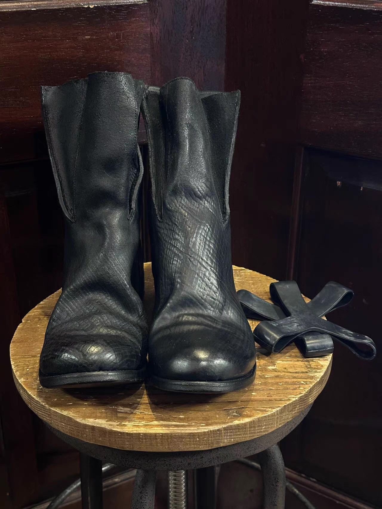 A1923 A1923 Black Textured Rubber‑Band Boots Ｑ25 Size US 9.5 / EU 42-43 - 1 Thumbnail