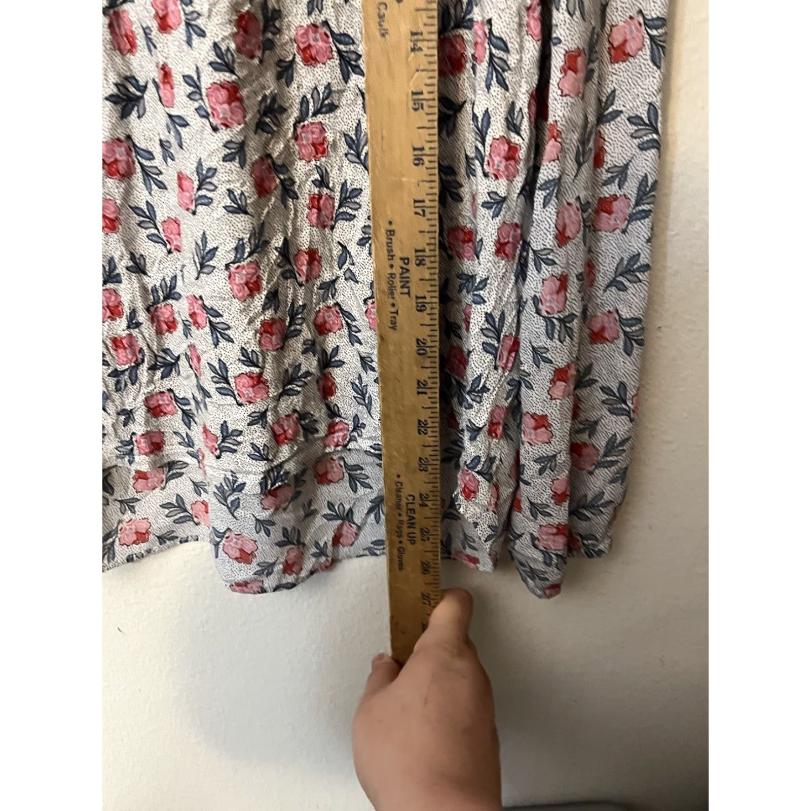 Ann Taylor Anntaylor loft blouse Woman Petites White Floral Long Sleeve Ruffle Neck Collared Button Easy Care Lightweight Wrinkle Resistant Spring Vintage: No Size L / US 10 / IT 46 - 4 Thumbnail