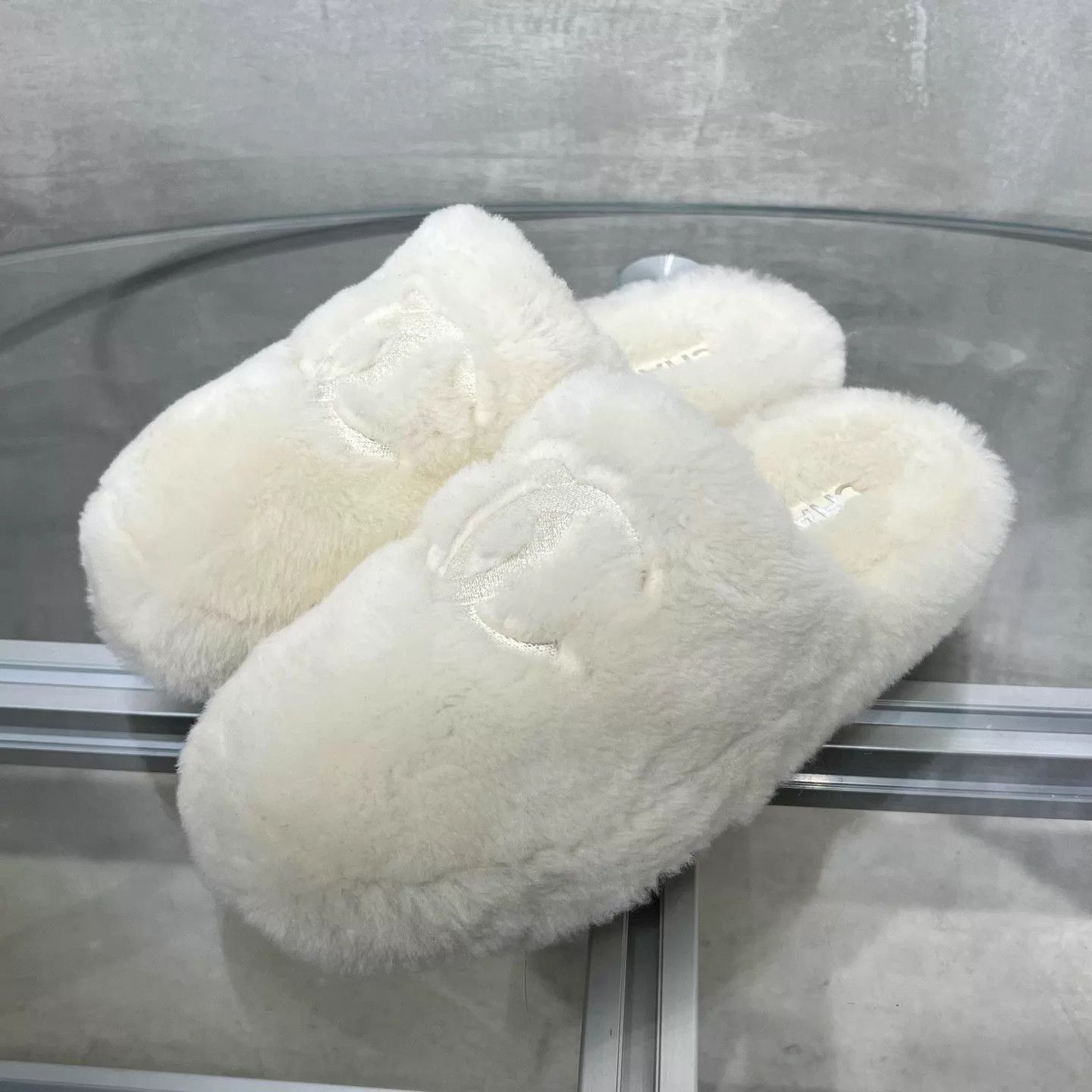 Chanel Chanel 24B white fur slides bag NWT try 36 YH25755 Size US 5.5 / IT 35.5 - 2 Thumbnail