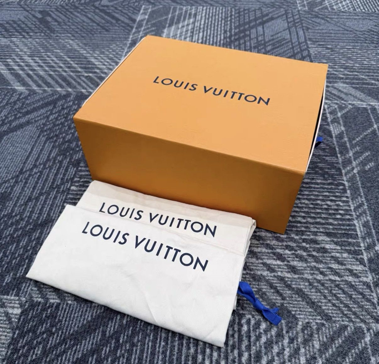 Louis Vuitton Louis Vuitton Trainer Embossed Grey Cement Sneakers J42 Size US 10 / EU 43 - 8 Thumbnail