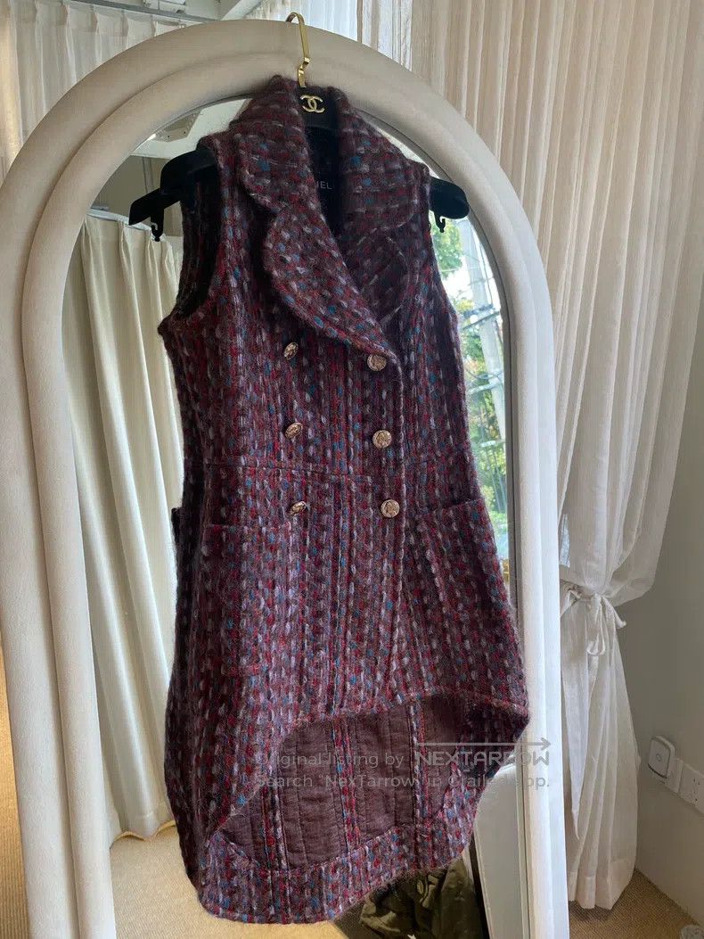 Chanel 16-year-old Roman series burgundy vest