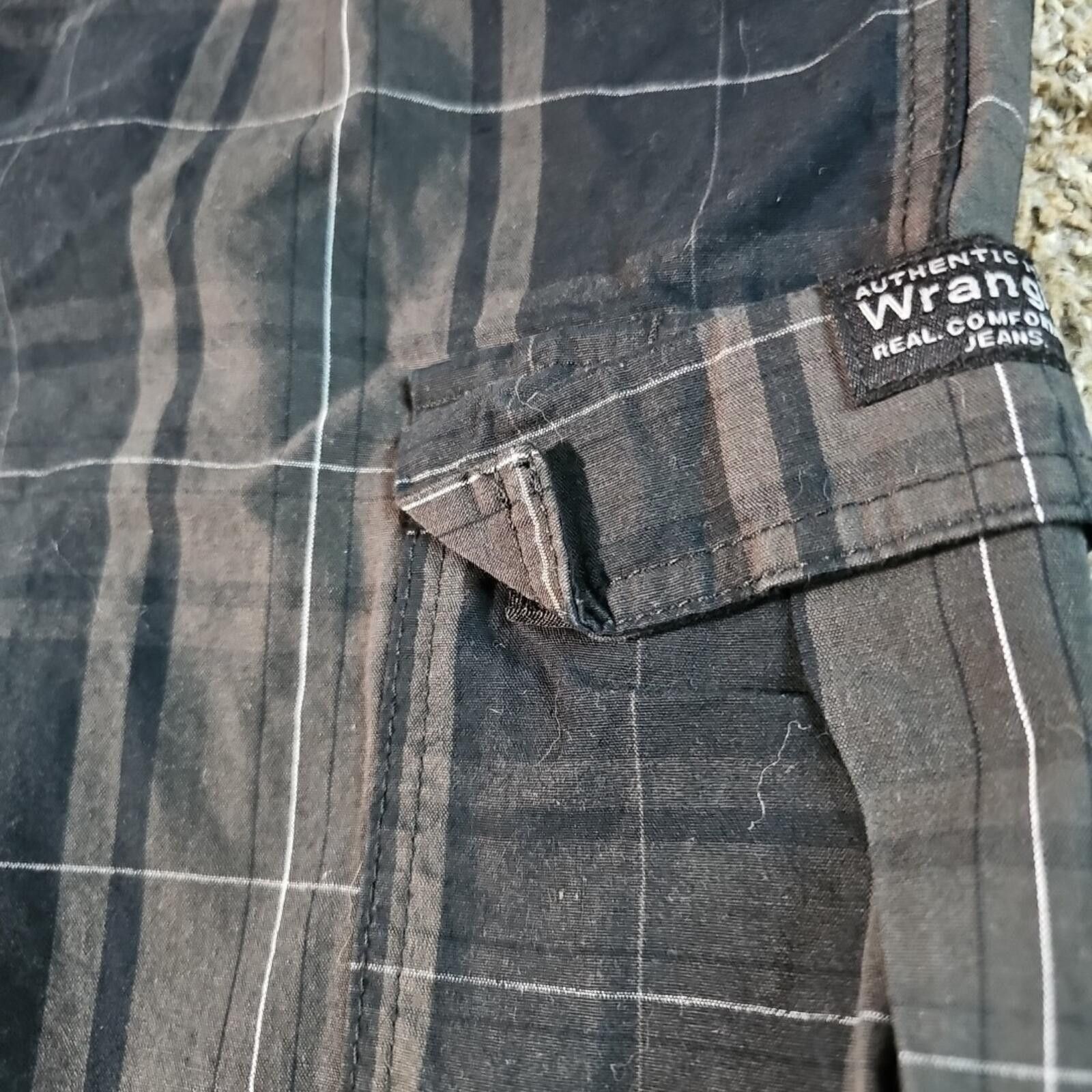 Wrangler Wrangler 48 Black Plaid Cargo Shorts Size US 44 / EU 60 - 2 Thumbnail