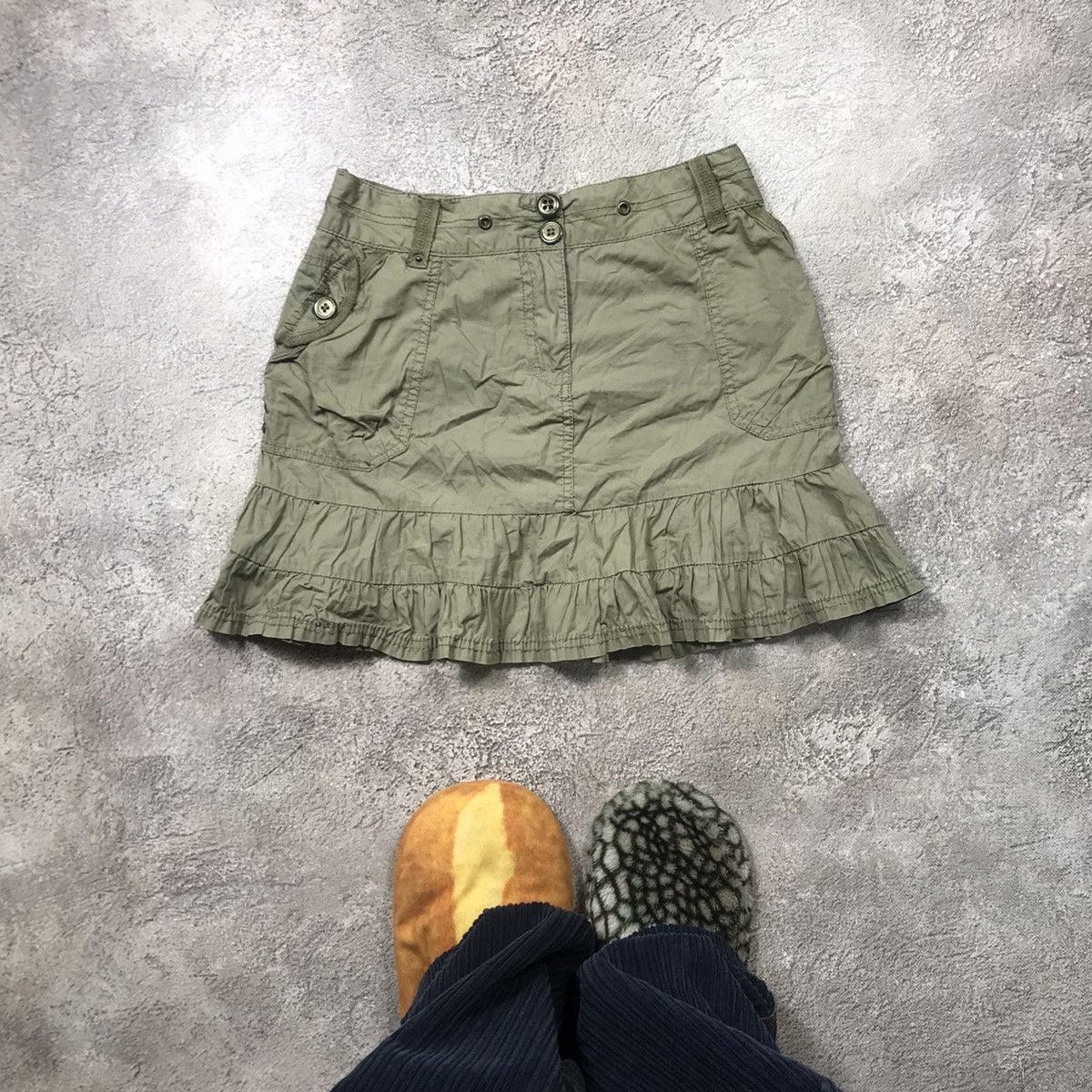 Vintage Vintage Y2K Khaki Mini Skirt Ruffle Hem Streetwear Baggy 27 Size 27" / US 4 / IT 40 - 1 Thumbnail