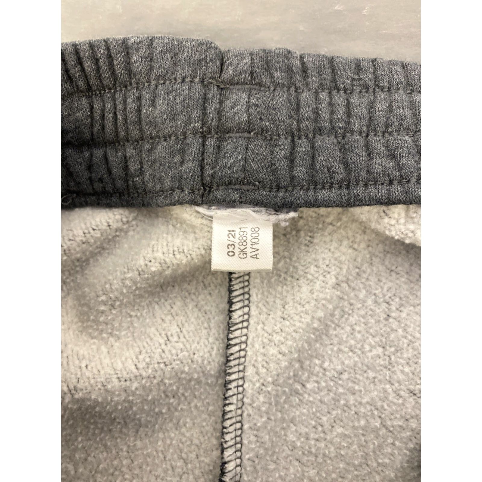 Adidas MENS ADIDAS FLEECE TAPERED CUFF JOGGER PANTS ACTIVEWEAR GRAY M 3 STRIPE Size US 31 - 7 Thumbnail