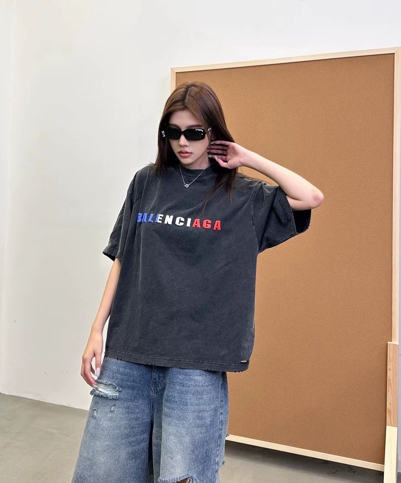 Balenciaga Balenciaga Short sleeve with gradient letters, XS code and Size US XS / EU 42 / 0 - 5 Thumbnail