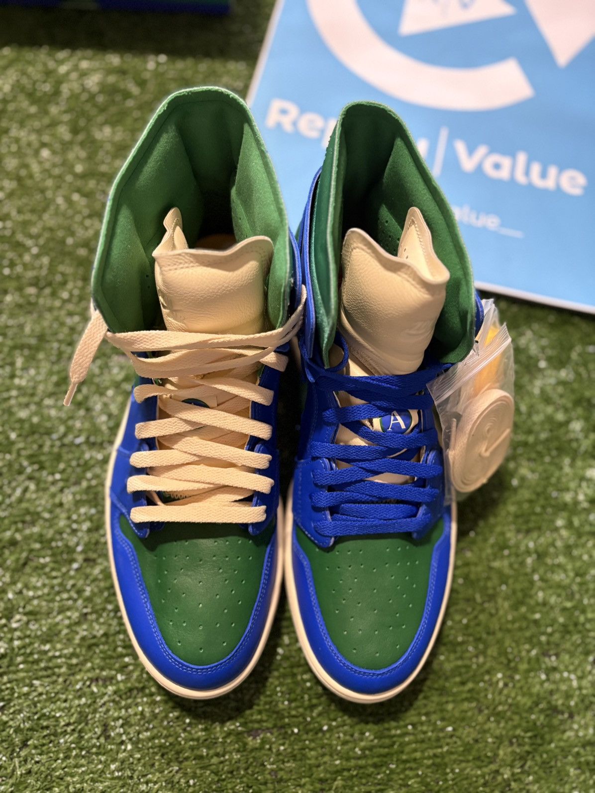 Jordan Brand DS WMNS AIR JORDAN 1 ZOOM CMFT X ALEALI MAY Size US 11 / EU 44 - 4 Thumbnail