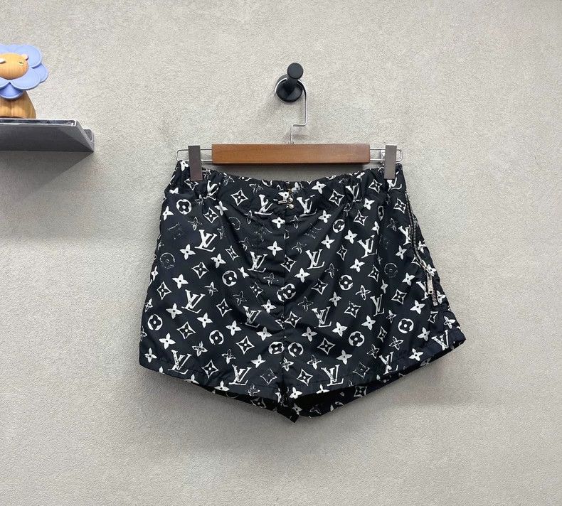 Louis Vuitton Black LV Logo Printed Casual Shorts - dmc Size US 34 / EU 50 - 1 Thumbnail