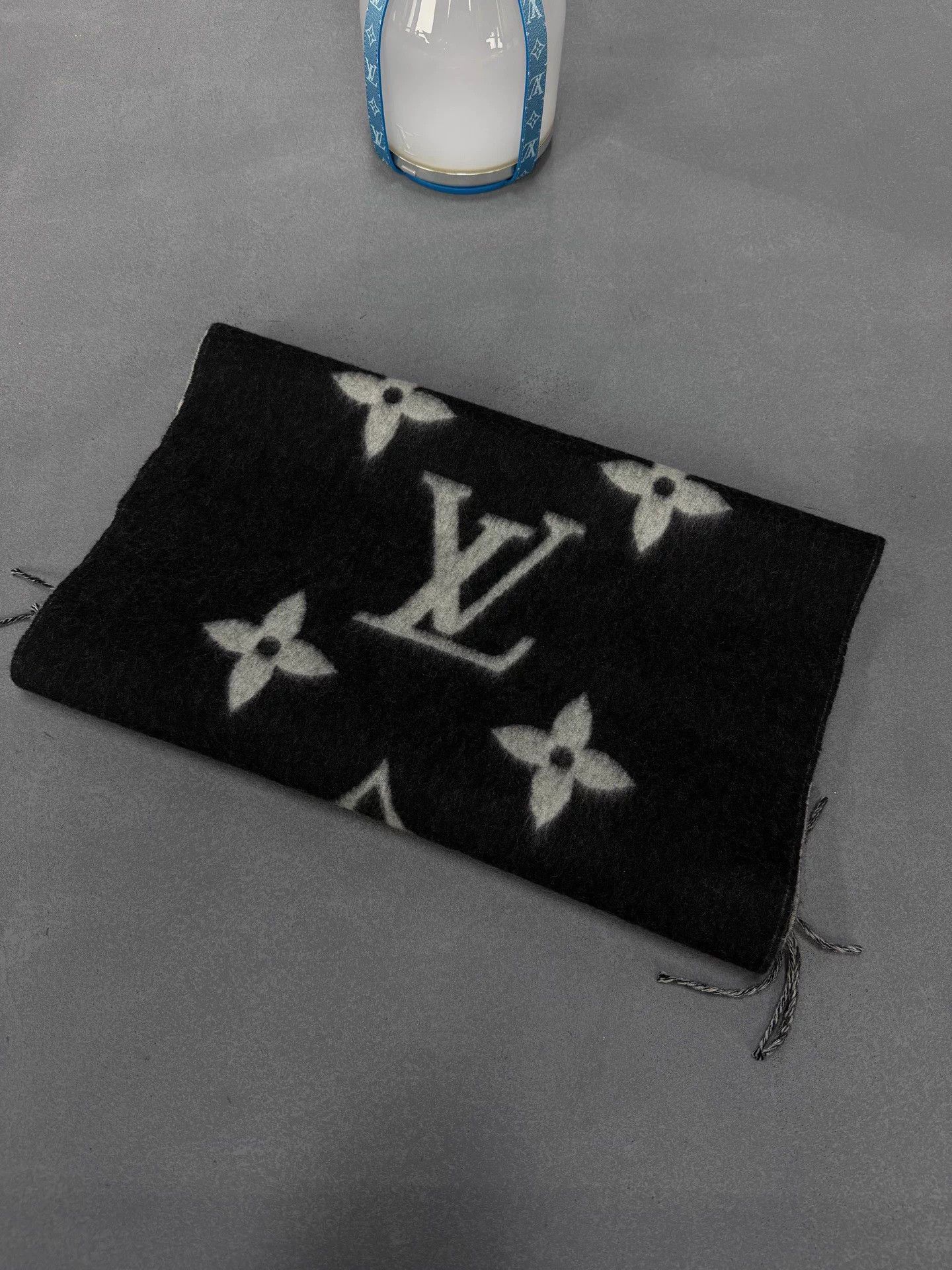 Louis Vuitton LV Reykjavik Tassel Monogram Cashmere G/B Scarf Size ONE SIZE - 2 Thumbnail