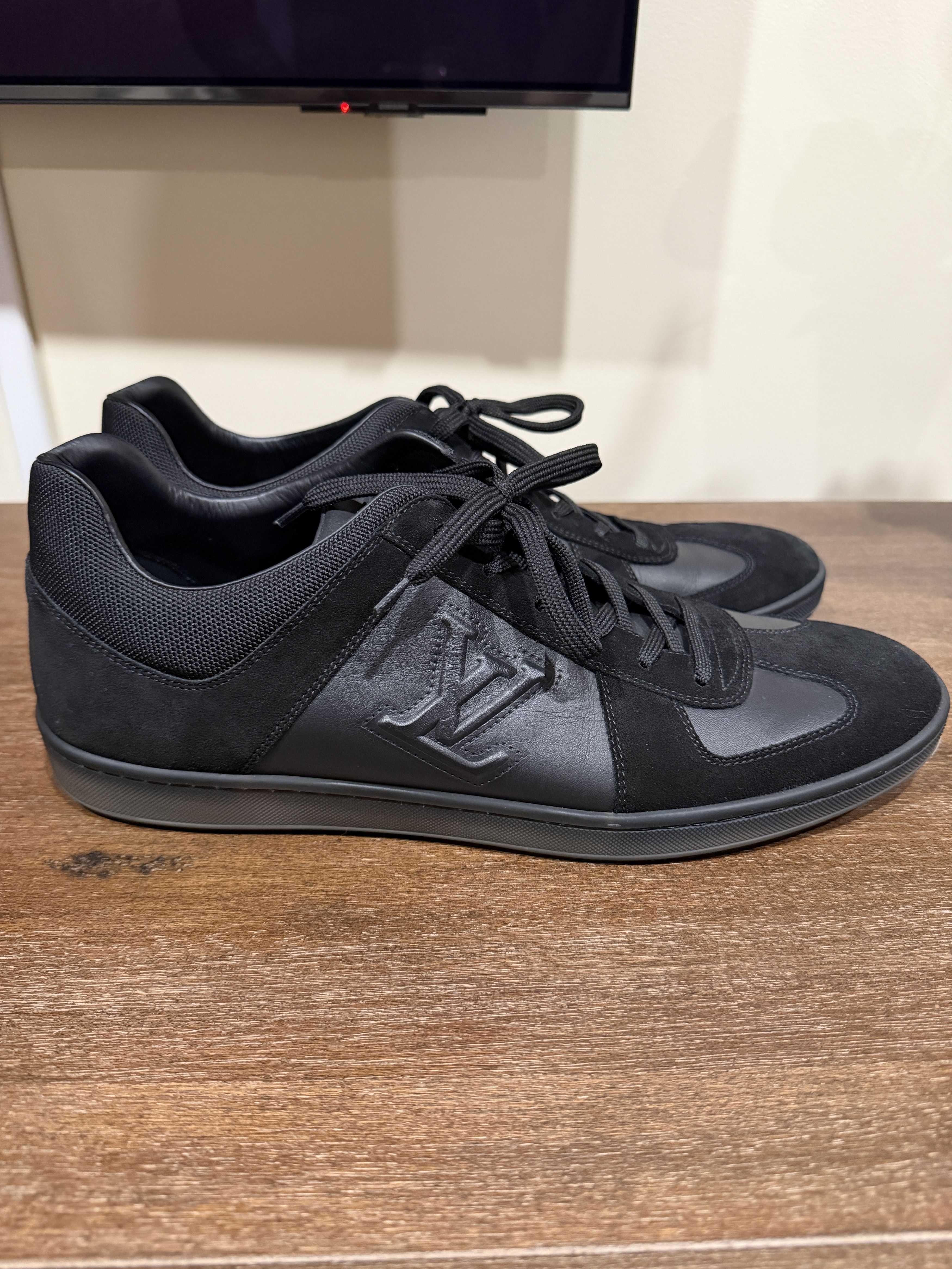 Louis Vuitton Louis Vuitton Low Top Black Sneakers Size Lv 10 Size US 10 / EU 43 - 4 Thumbnail