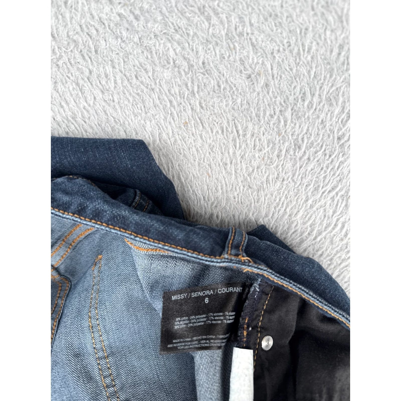 Nine West Nine West Jeans Capri Blue Denim 27x23 Regular Medium Blue 90s Western Womens Size 6 Size 28" / US 6 / IT 42 - 7 Thumbnail