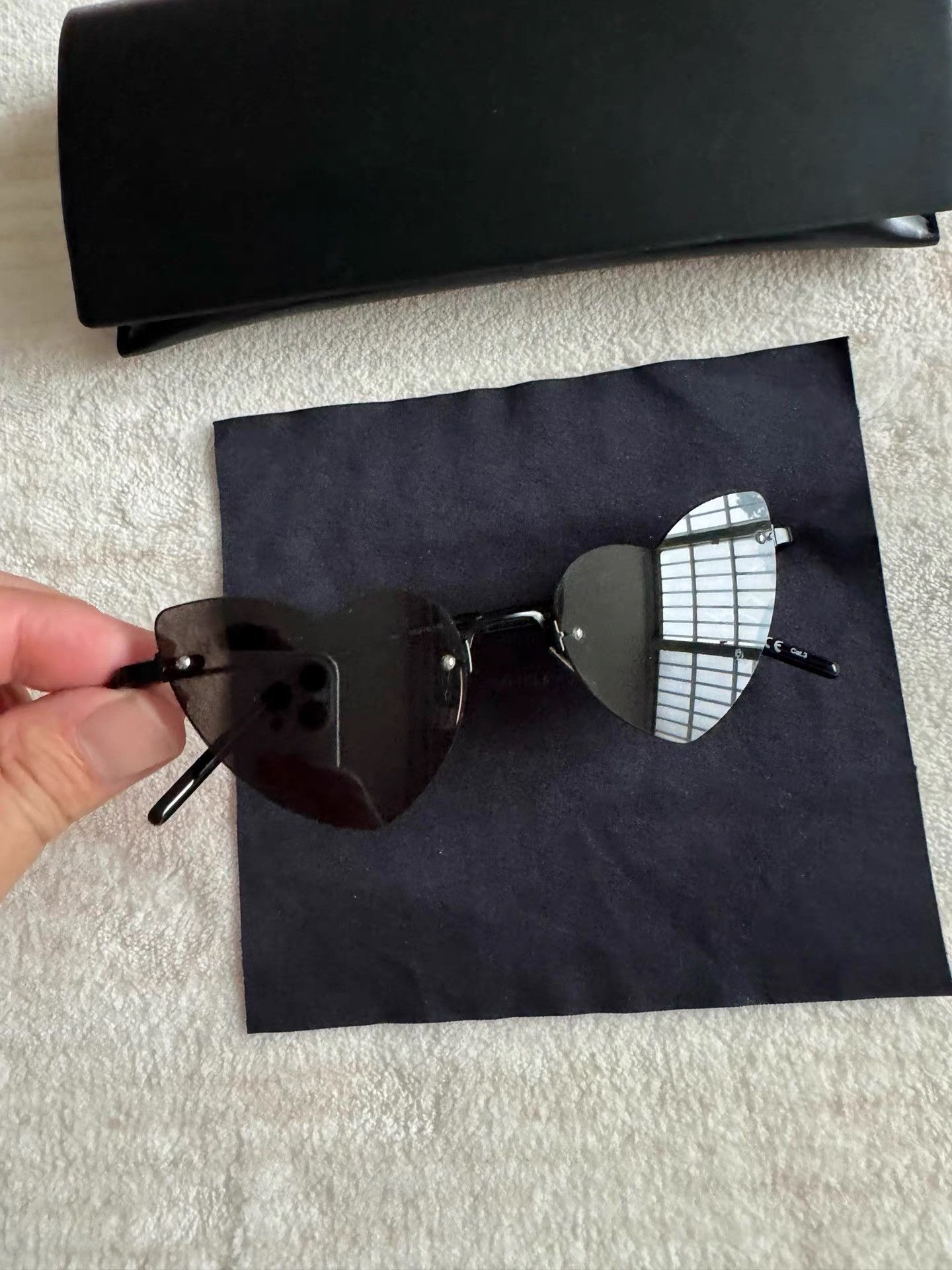Saint Laurent Paris Saint Laurent Heart-shaped Sunglasses K33 Size ONE SIZE - 2 Thumbnail