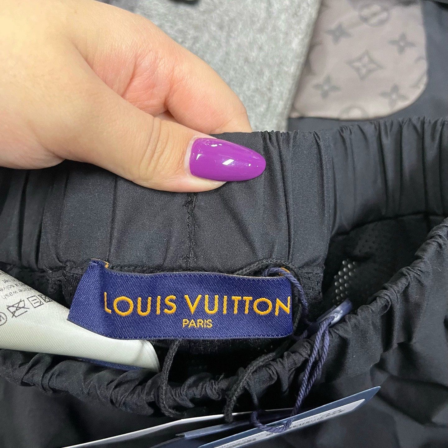 Louis Vuitton louis vuitton black logo print athletic pants Size US 38 / EU 54 - 4 Thumbnail