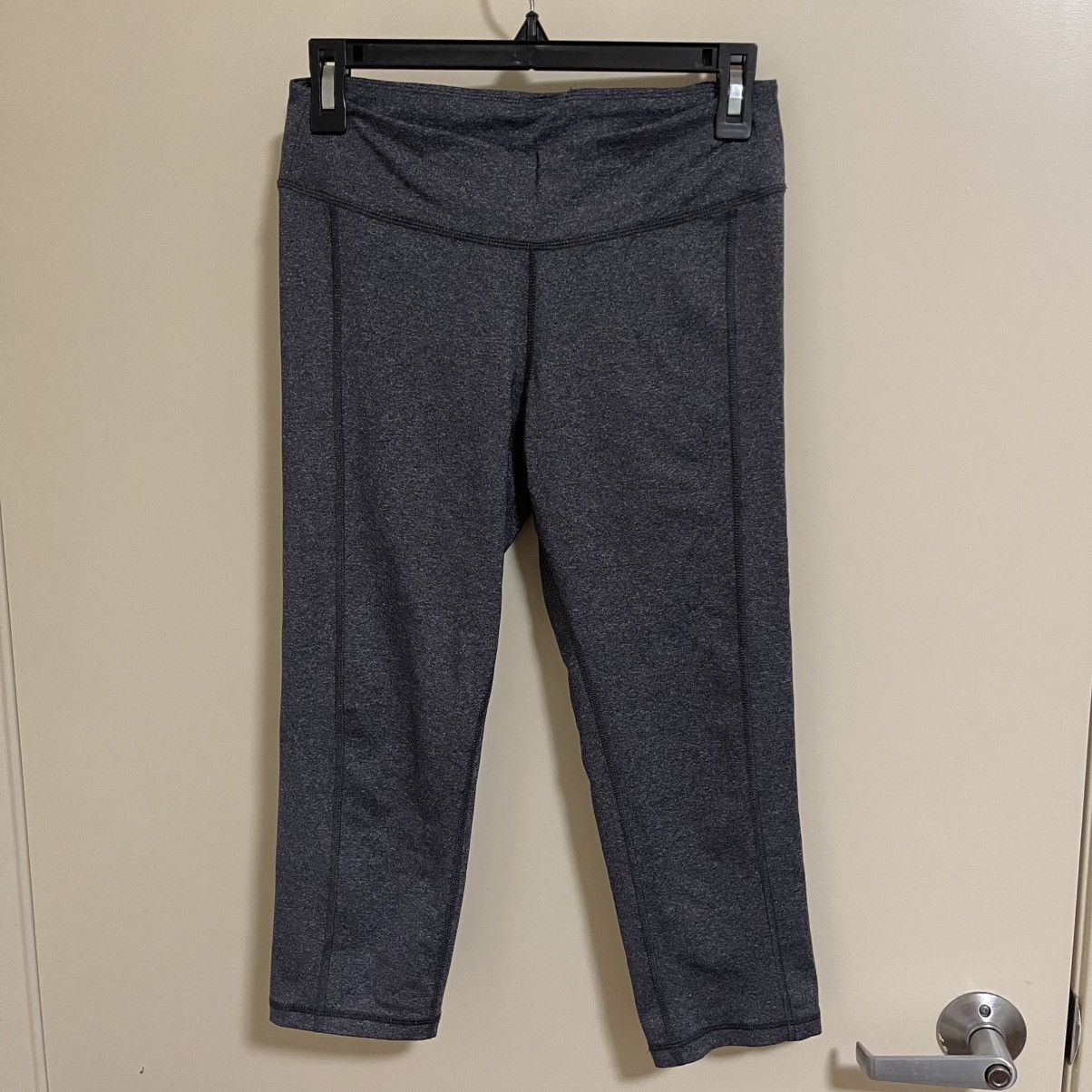 Old Navy Old Navy Active Women Grey Capri Leggings Cropped Yoga Pants Size 27" / US 4 / IT 40 - 1 Thumbnail