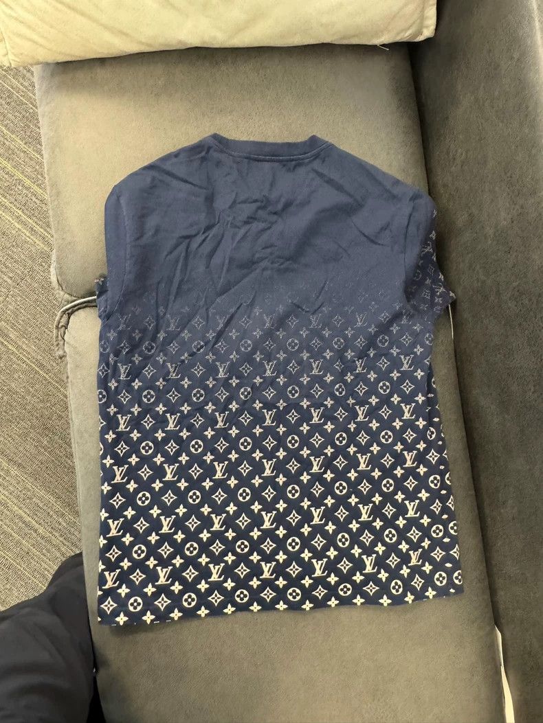 Louis Vuitton Louis Vuitton Dark blue gradient full print short sleeve Size US XL / EU 56 / 4 - 2 Thumbnail