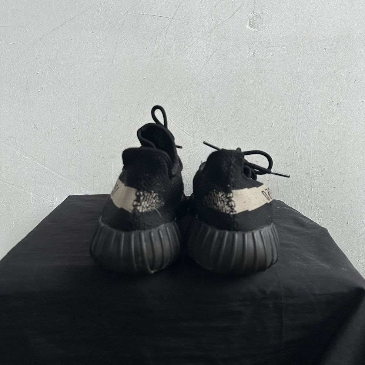 Adidas × Kanye West Yeezy 350 V2 Oreo 2016 Size US 11 / EU 44 - 5 Thumbnail