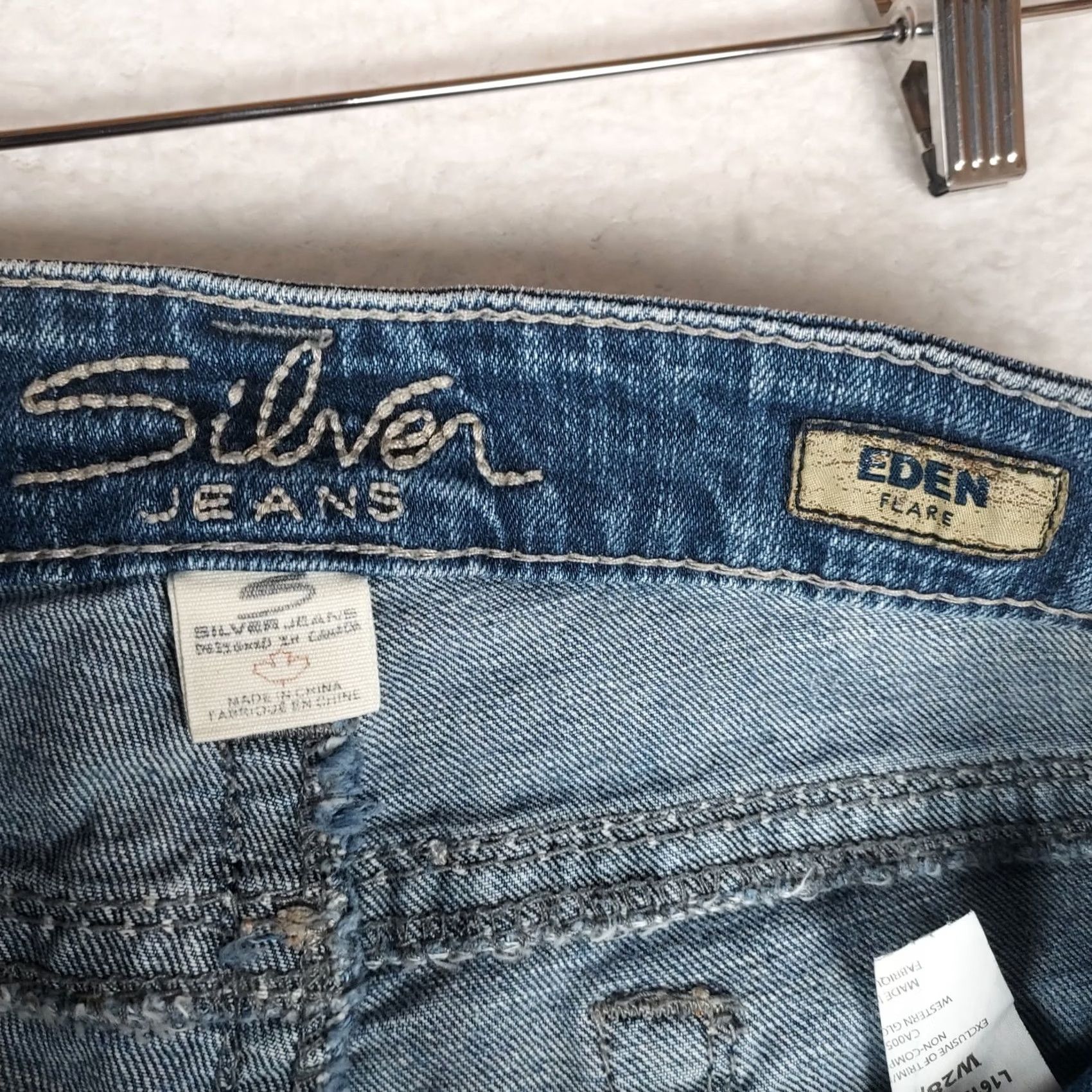 Silver Jeans Co. Silver Jeans Eden Flare Bootcut Denim Jeans Women’s 28x31 Medium Wash Blue 5-Pocket Zip Machine Washable Regular Size Type Womens Jeans Mens? Size 28" / US 6 / IT 42 - 4 Thumbnail