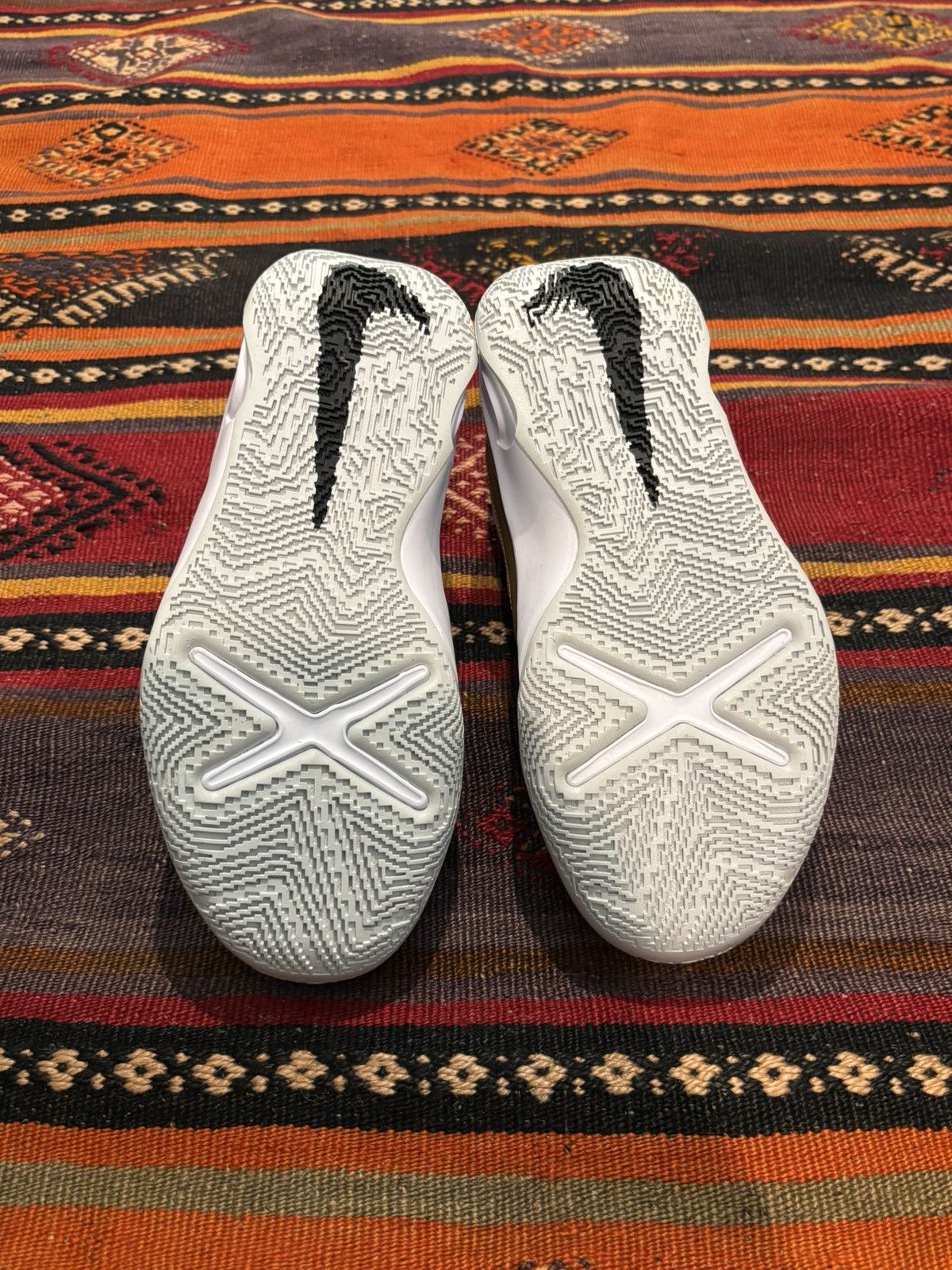 Nike Nike Team Hustle D10 Size US 6 / EU 39 - 5 Thumbnail