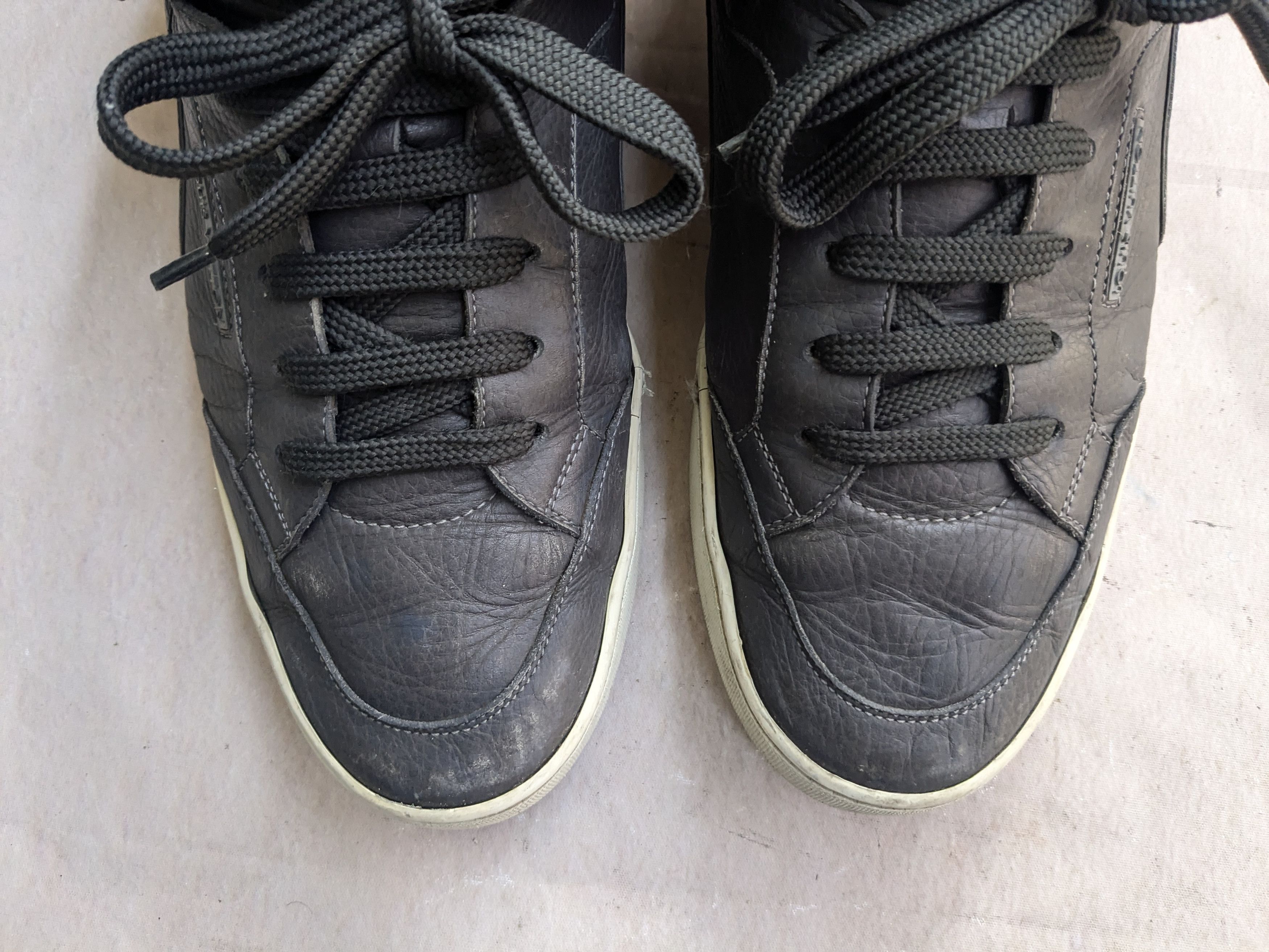 Kanye West × Louis Vuitton Louis Vuitton Dons Kanye West Gray Leather Low Tops 11 Size US 11 / EU 44 - 5 Thumbnail
