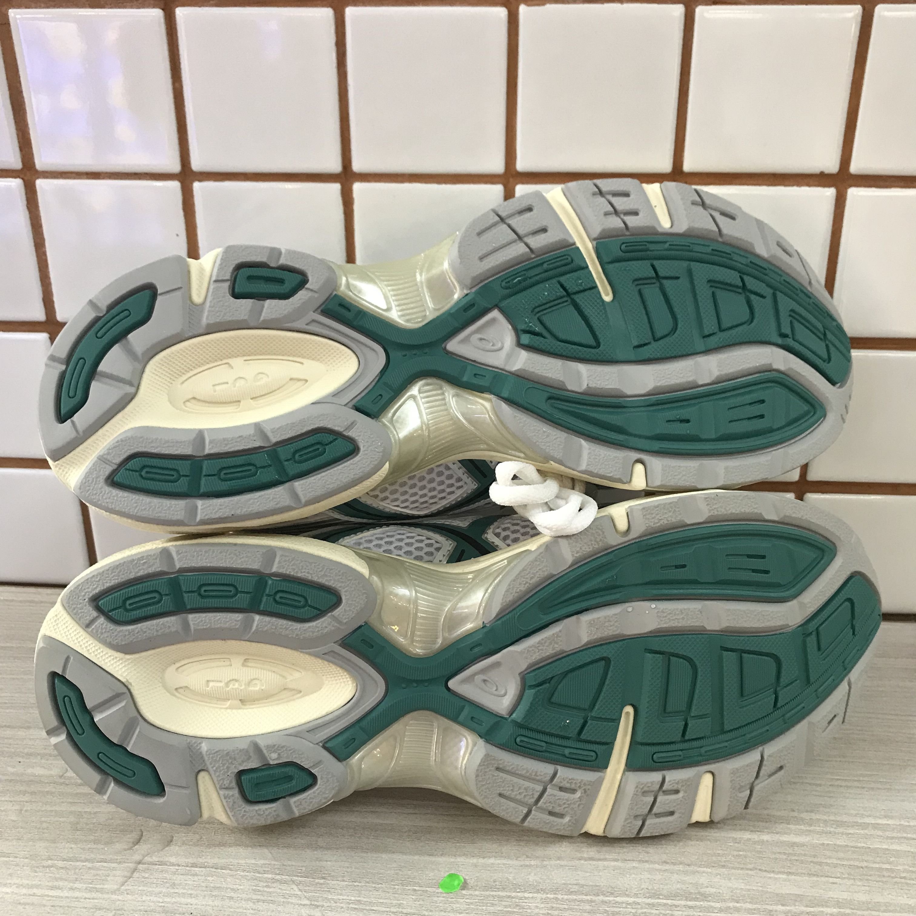 Asics ASICS GEL-1130 RETRO TECH STYLE FITS TODAY’S CITY Size US 9 / EU 42 - 10 Thumbnail