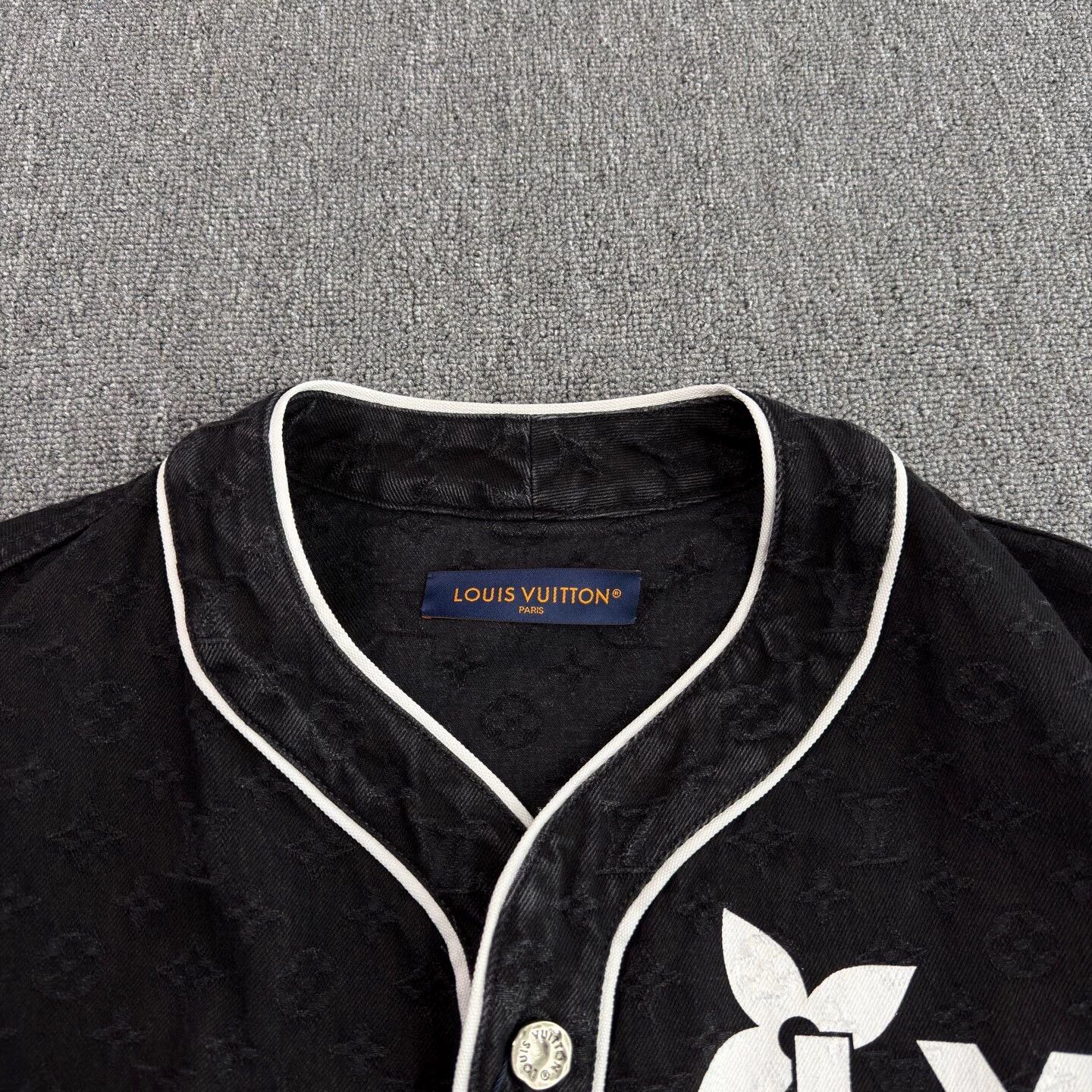 Louis Vuitton LV monogram black short-sleeve M like new Size US M / EU 48-50 / 2 - 3 Thumbnail