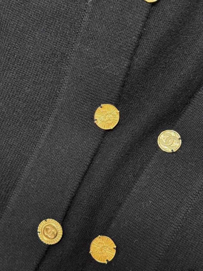 Chanel Chanel Gold coin buckle double-breasted cashmere cardigan Size XXS / US 00 / IT 34 - 4 Thumbnail