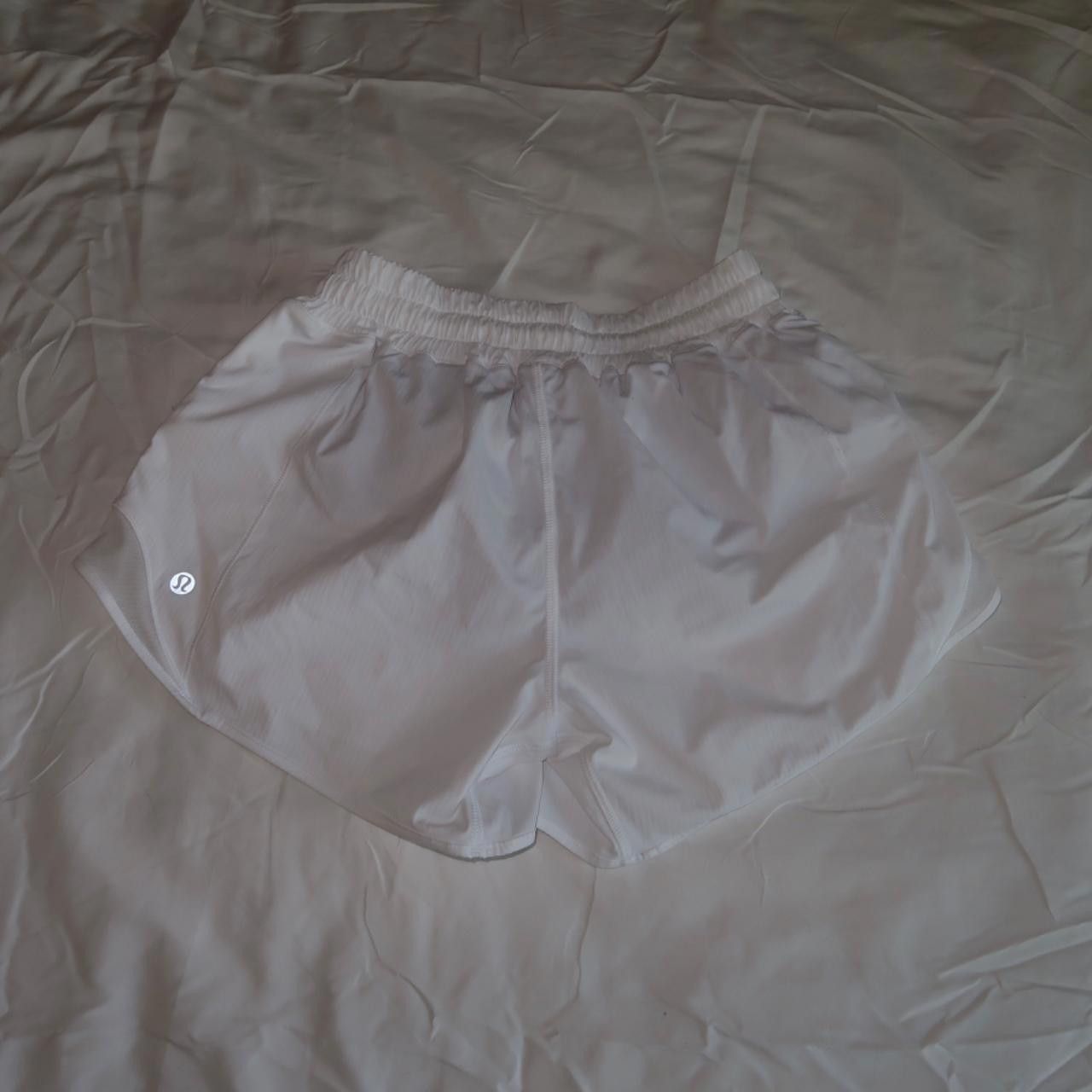Designer lululemon white shorts Size 27" / US 4 / IT 40 - 2 Thumbnail