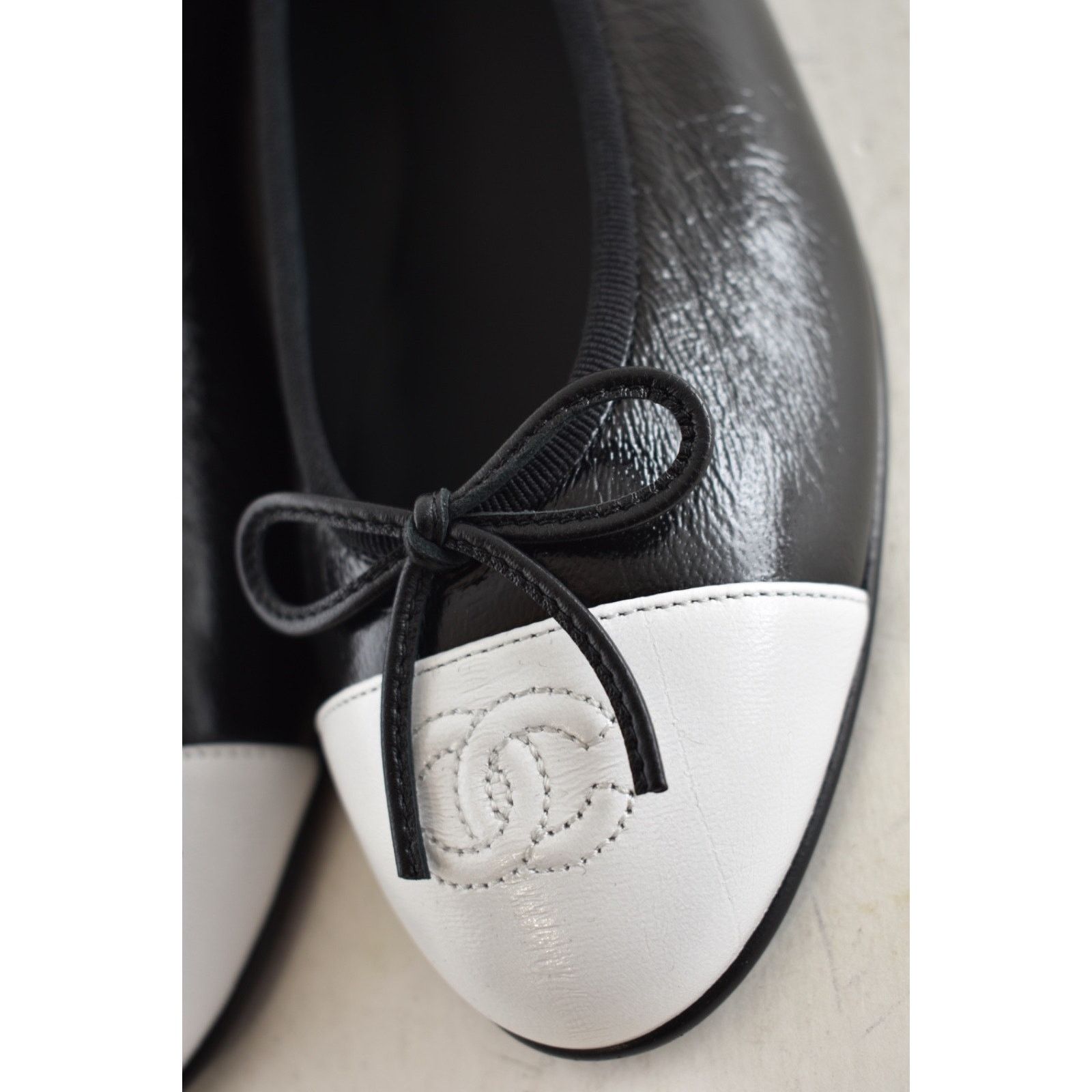 Chanel Chanel 26S Black White Lambskin CC Bow Ballet Flat 40 Size US 10 / IT 40 - 15 Thumbnail