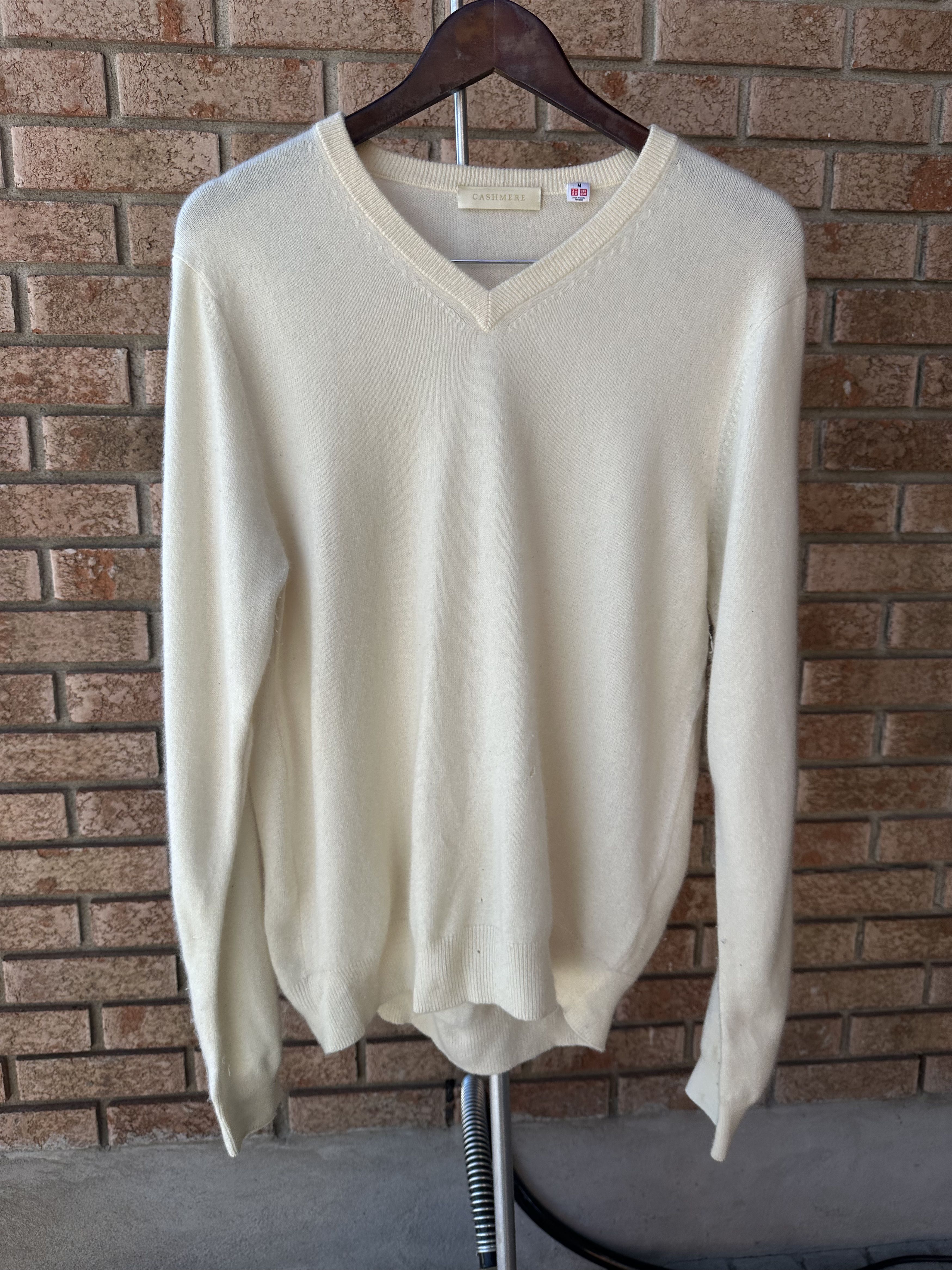 Uniqlo Cashmere V-Neck Sweater Size US M / EU 48-50 / 2 - 1 Thumbnail