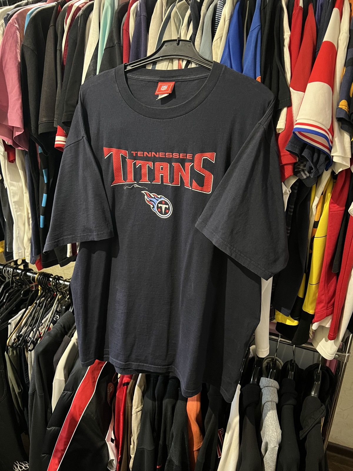 Band Tees × NFL × Vintage NFL VINTAGE TENNESSEE TITANS BAND LOGO AOP AMERICAN FOOTBALL Size US XXL / EU 58 / 5 - 2 Thumbnail