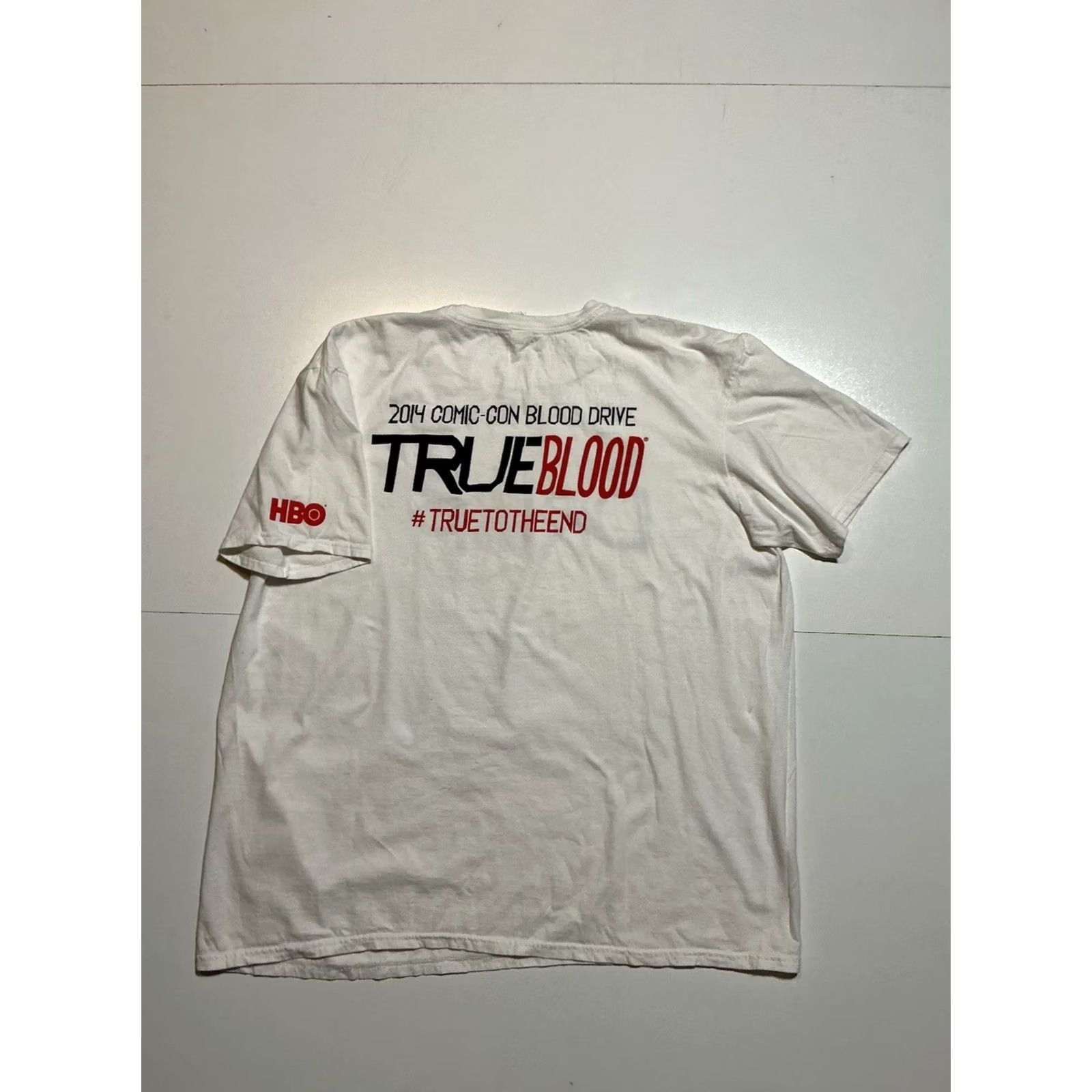 Anvil VINTAGE HBO True Blood 2014 Comic Con True To The Last Drop Graphic S/S T-Shirt XL Men White Graphic Shirt XL Mens White True Blood Comics 2010s Size US XL / EU 56 / 4 - 3 Thumbnail