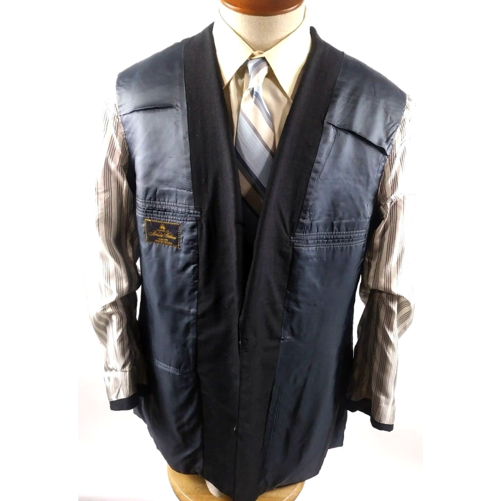 Brooks Brothers Brooks Brothers Blazer Mens 43 Long Gray Wool Three-Button Single-Breasted Jacket Coat Notch Lapel Long Sleeve 100% Wool Regular Department Men Size 46R - 7 Thumbnail