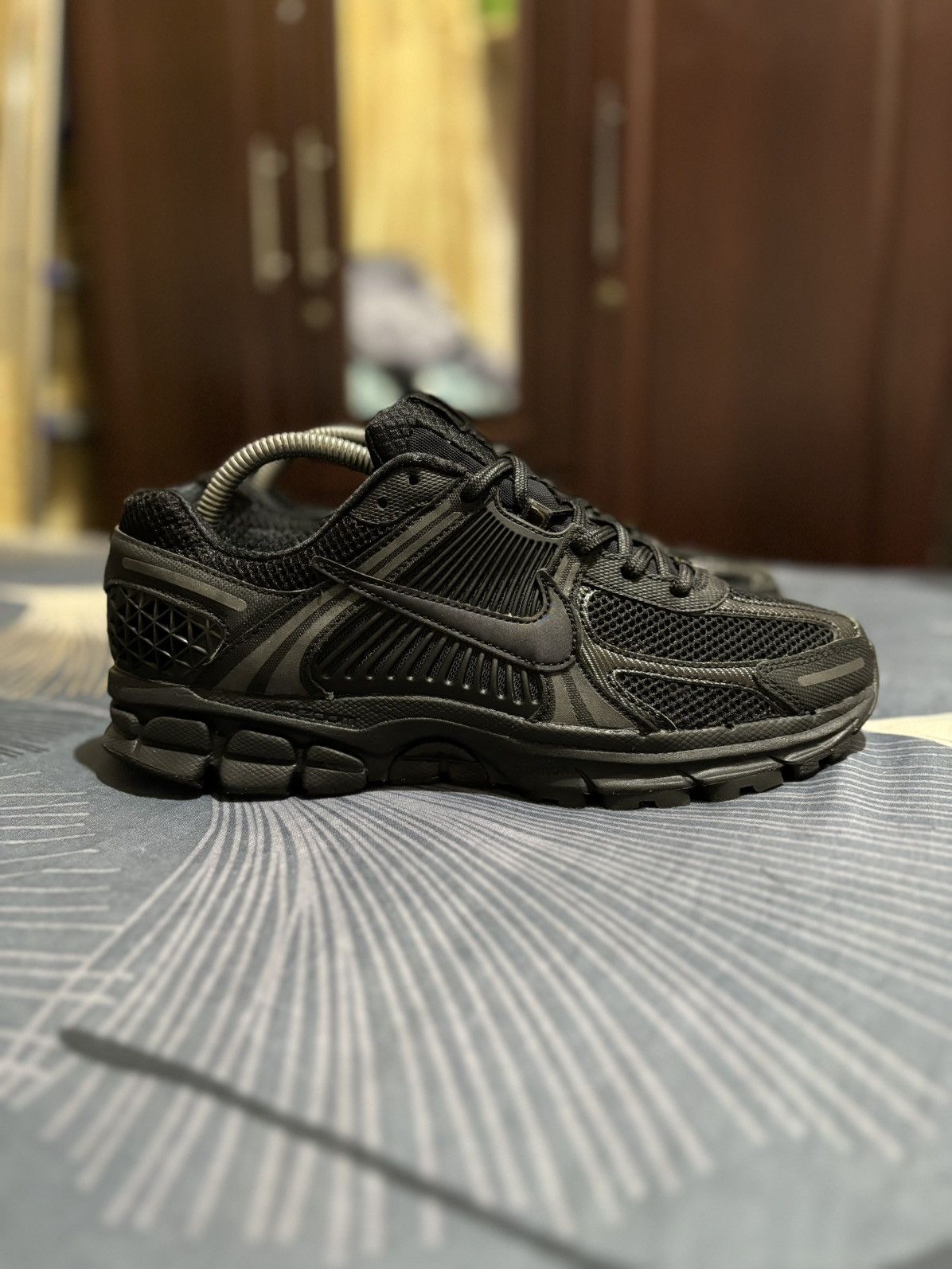 Nike NIKE ZOOM VOMERO 5 ‘TRIPLE BLACK’ Size US 7.5 / EU 40-41 - 2 Thumbnail