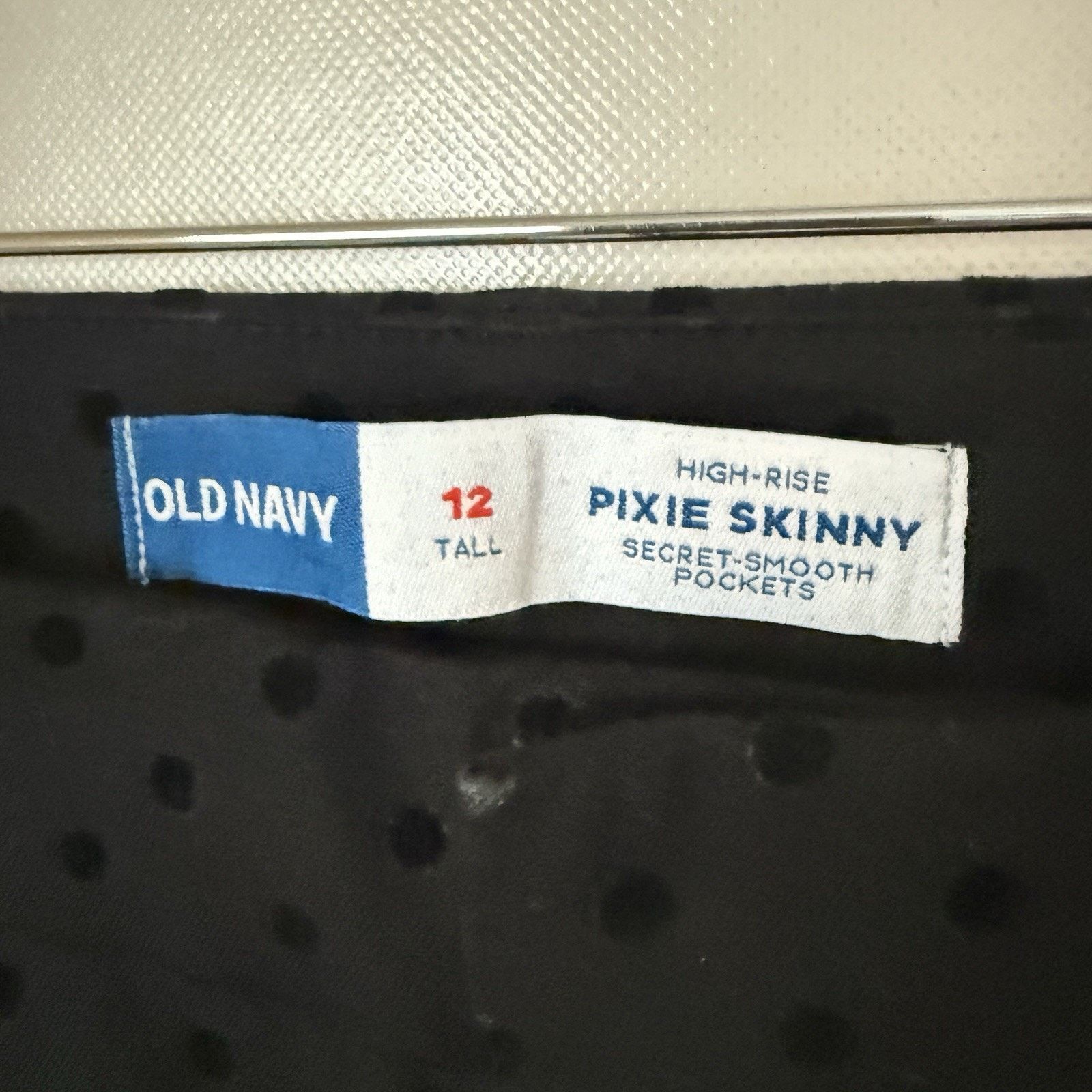 Old Navy Old Navy High Rise Pixie Skinny Secret Smooth Pockets Pants Size 30" / US 8 / IT 44 - 3 Thumbnail