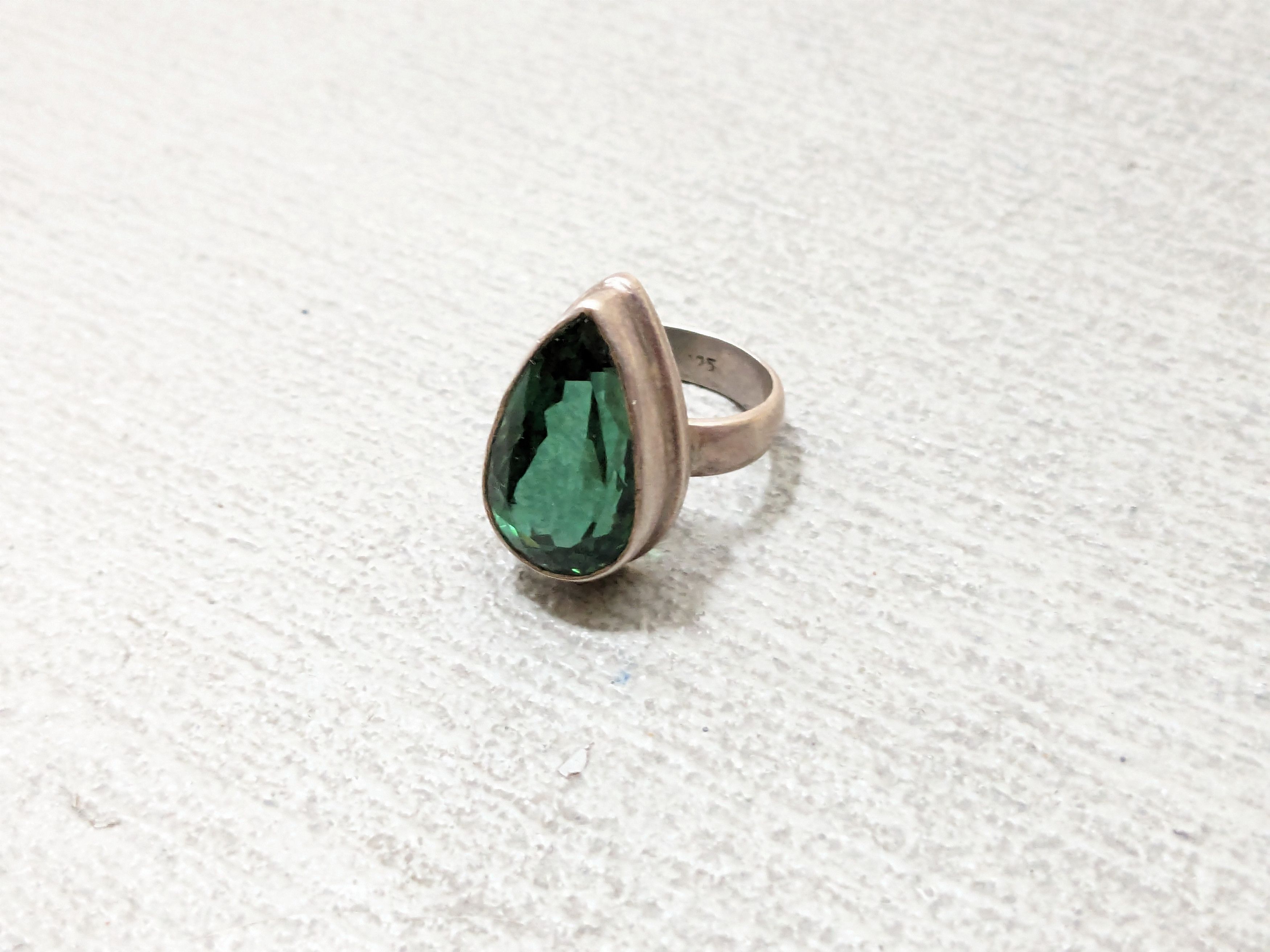 image of Avant Garde x Jewelry Vintage Sterling Silver Ring 6 Green Emerald Teardrop Pear in Silver Green
