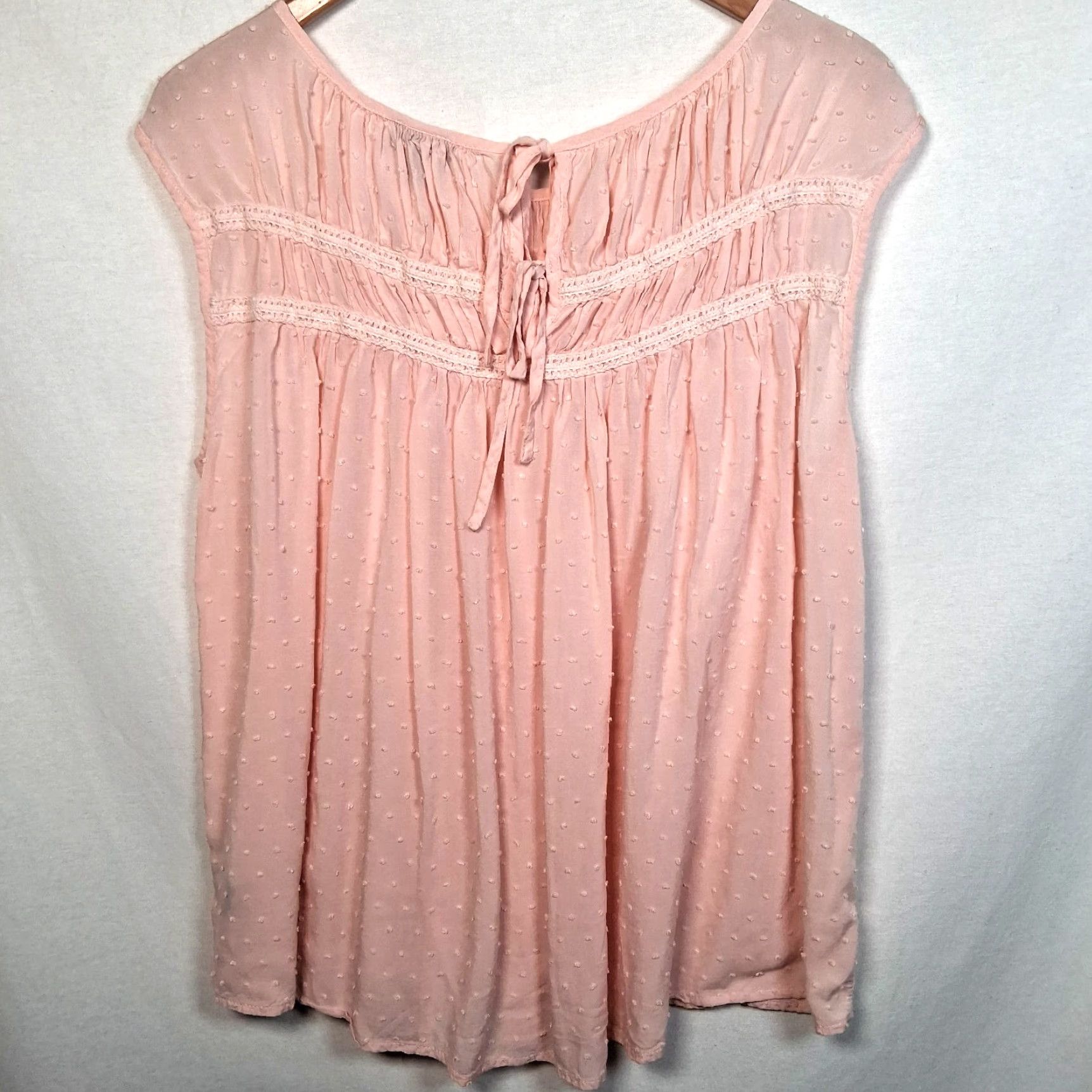 Torrid Torrid Blouse Size 0 US 12 Sleeveless Pink Swiss Dot Peasant Crochet Feminine Size XS / US 0-2 / IT 36-38 - 2 Thumbnail