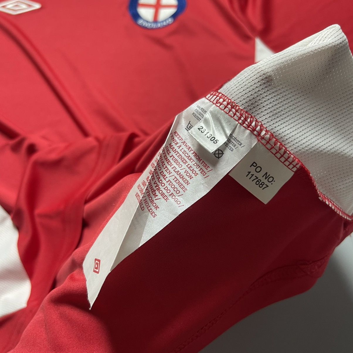 Umbro ENGLAND UMBRO 2010/2011 FOOTBALL SOCCER TRAINING JERSEY Size US M / EU 48-50 / 2 - 6 Thumbnail