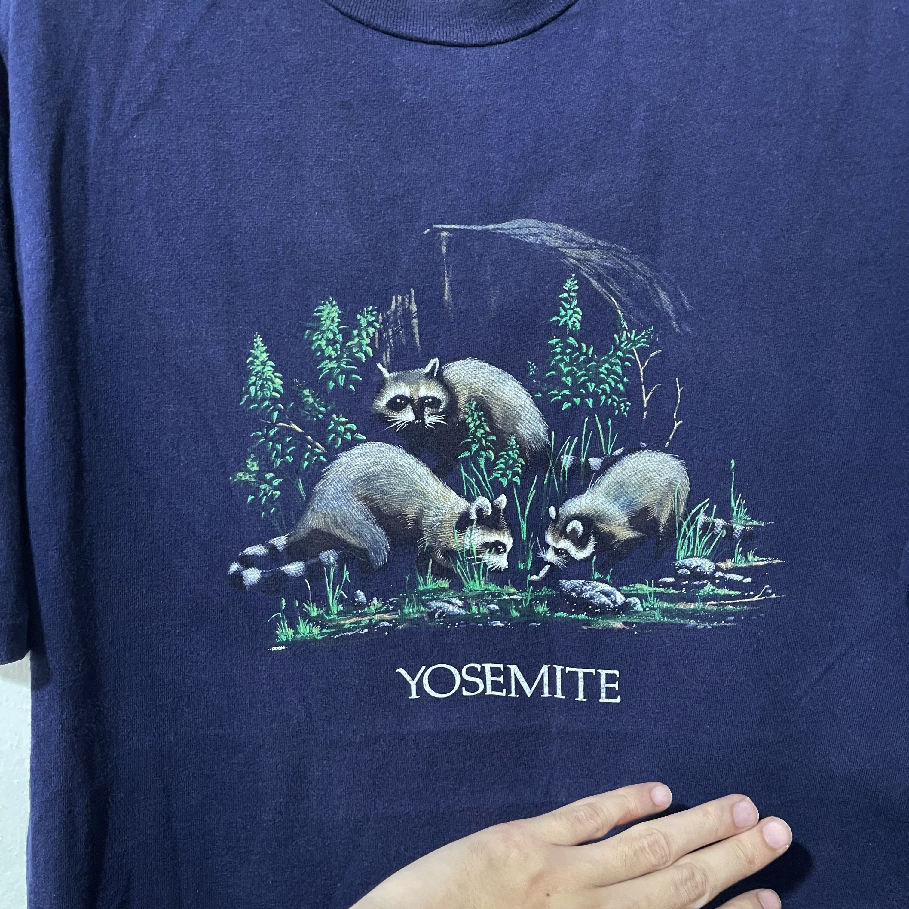 Vintage Vintage 90s Yosemite Raccoon T-Shirt Size US L / EU 52-54 / 3 - 2 Thumbnail